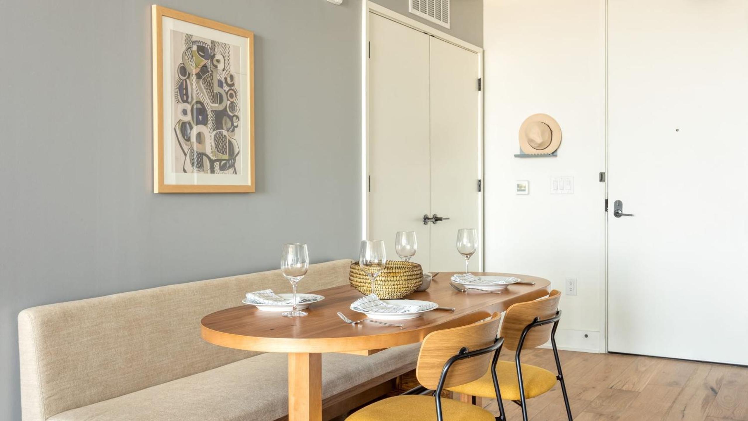 Sleeps 16 Brand New Austin High Rise w Rooftop Pool Gym Yoga Studio More