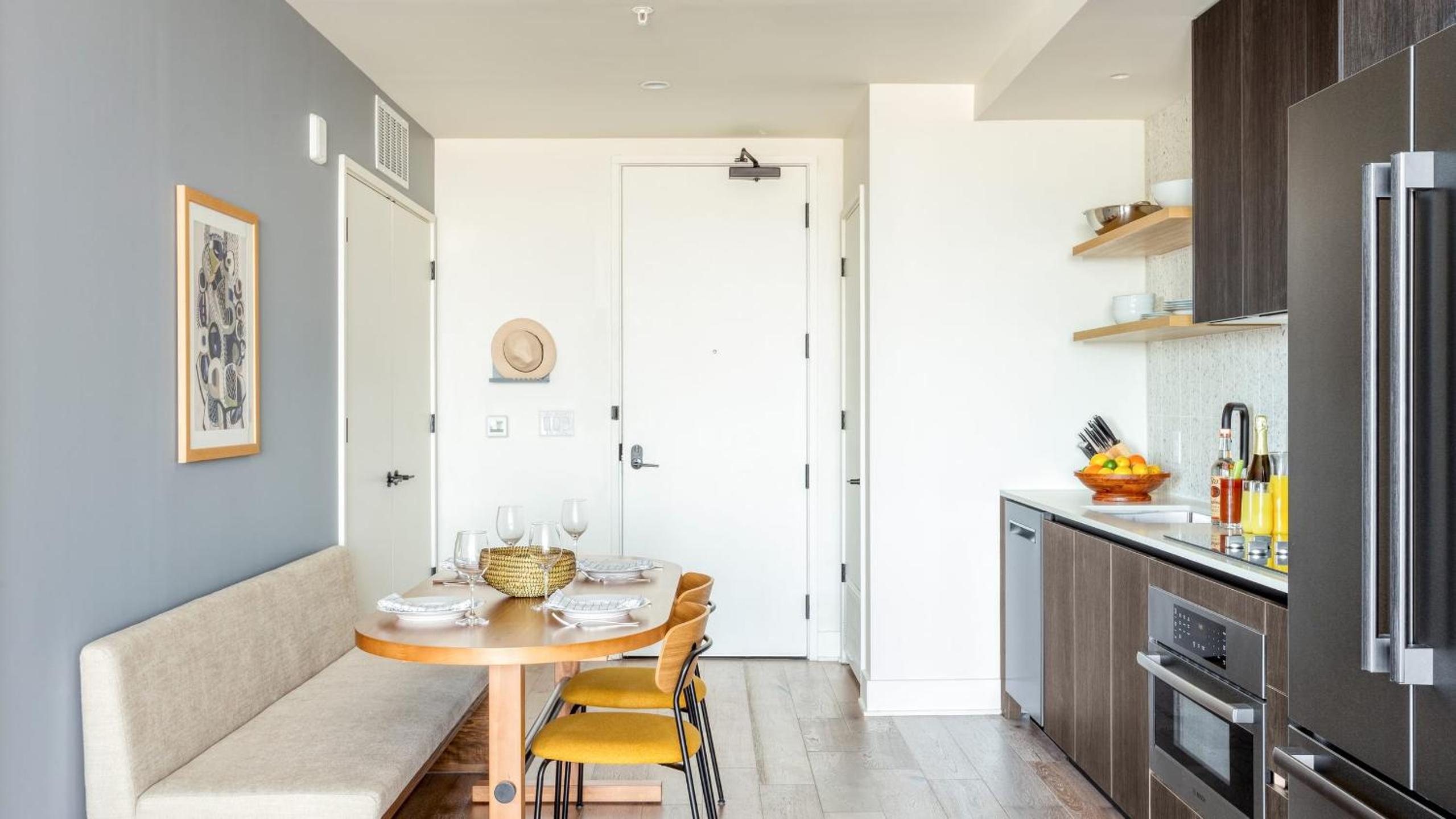 Sleeps 16 Brand New Austin High Rise w Rooftop Pool Gym Yoga Studio More