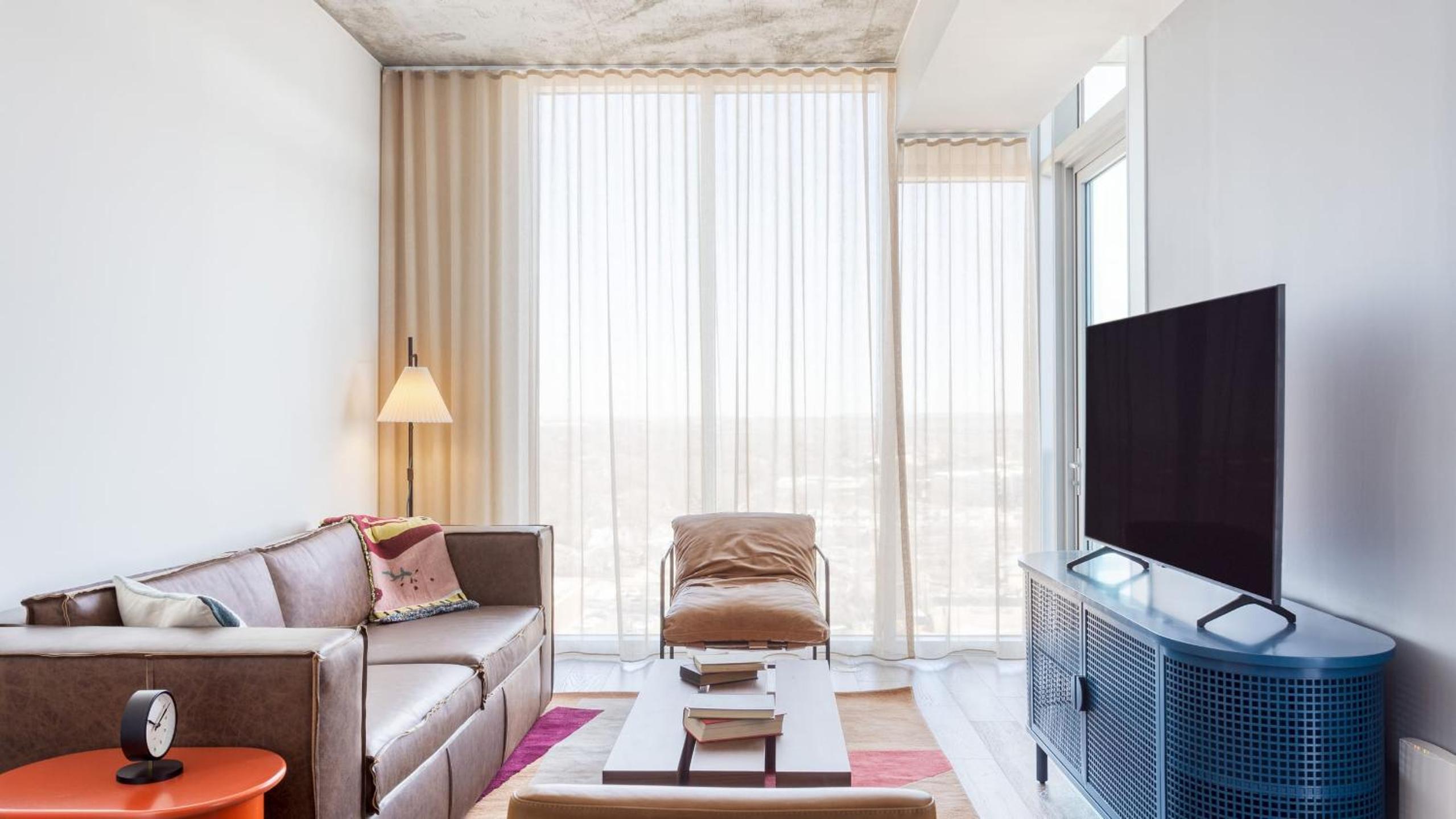 Sleeps 16 Brand New Austin High Rise w Rooftop Pool Gym Yoga Studio More