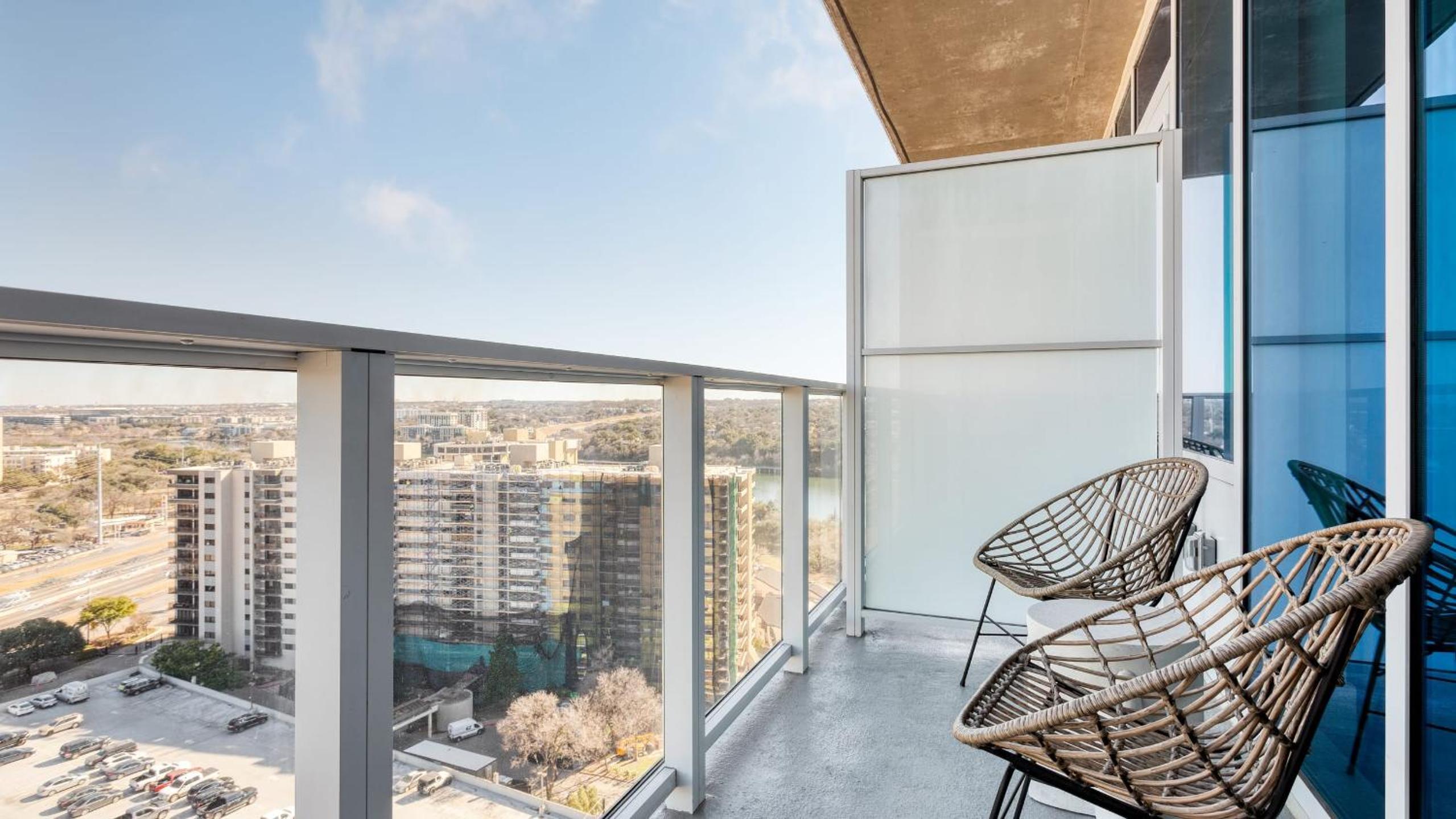 Sleeps 16 Brand New Austin High Rise w Rooftop Pool Gym Yoga Studio More
