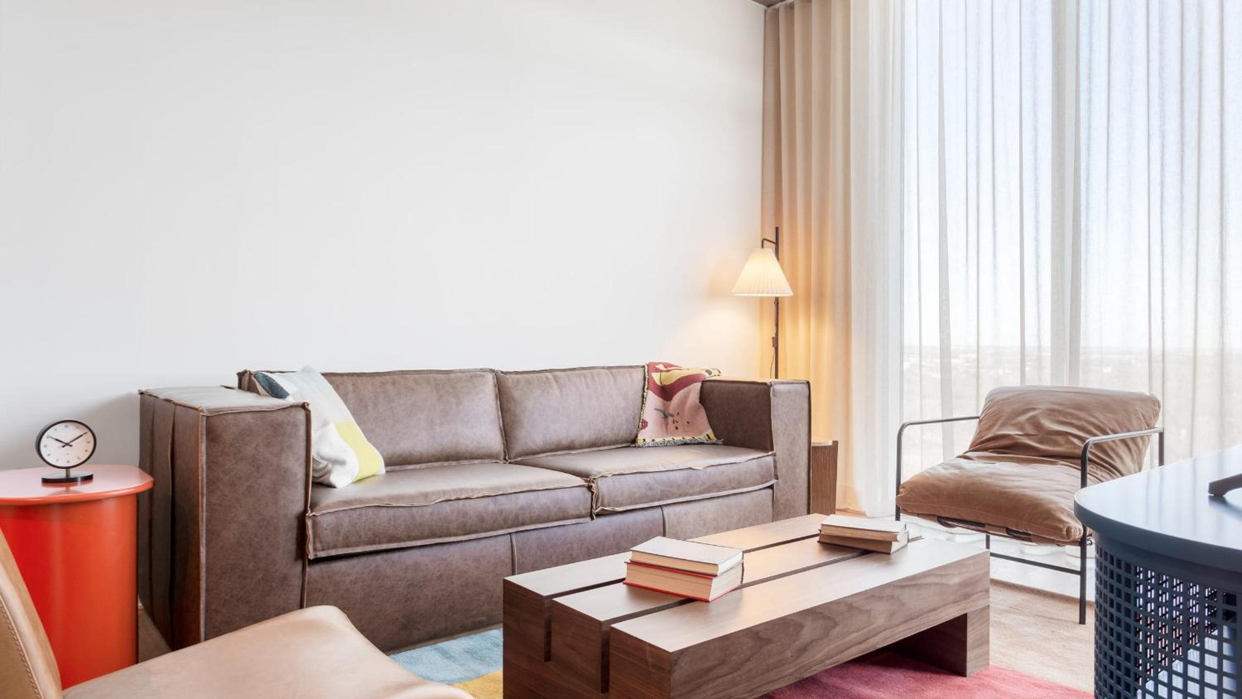 Sleeps 16 Brand New Austin High Rise w Rooftop Pool Gym Yoga Studio More
