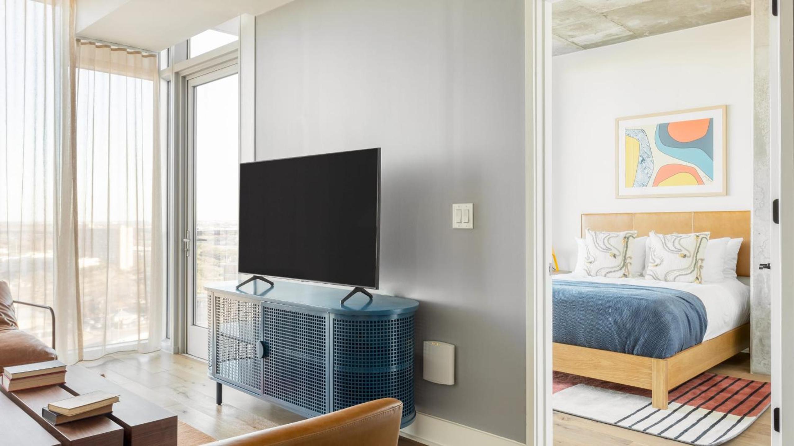 Sleeps 16 Brand New Austin High Rise w Rooftop Pool Gym Yoga Studio More