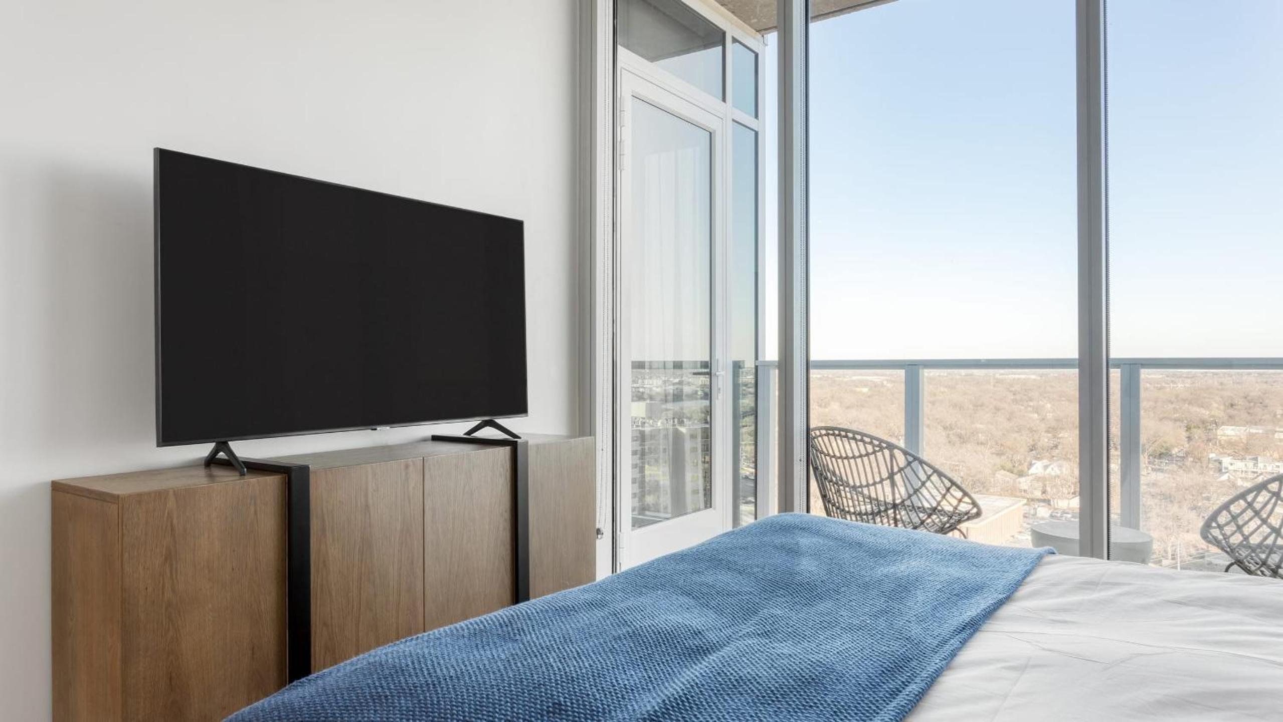 Sleeps 16 Brand New Austin High Rise w Rooftop Pool Gym Yoga Studio More