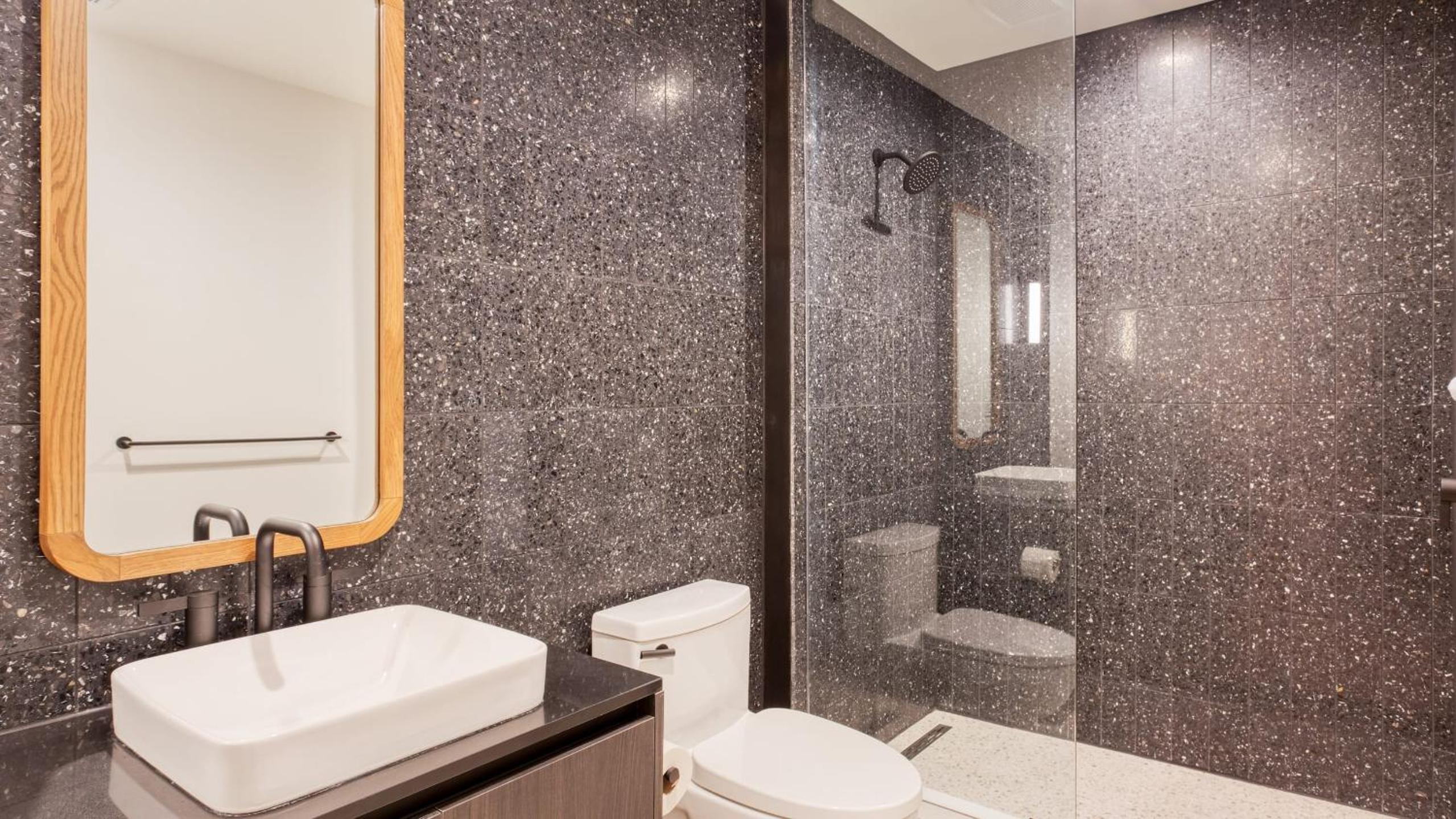 Sleeps 16 Brand New Austin High Rise w Rooftop Pool Gym Yoga Studio More