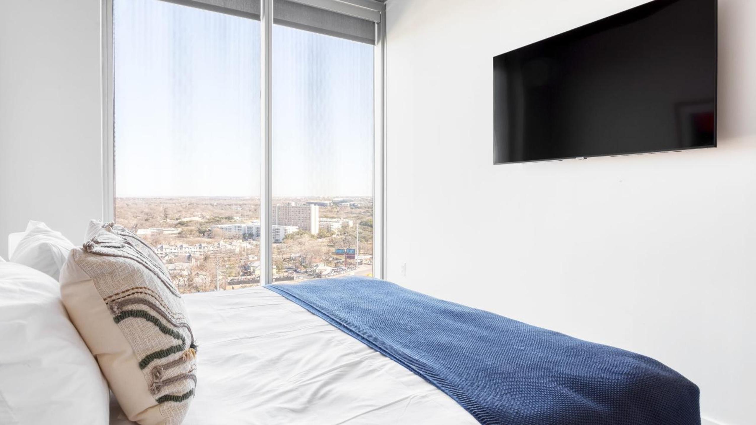 Luxe High Rise near DT Austin w Views Rooftop Pool Gym Luxe Amenities