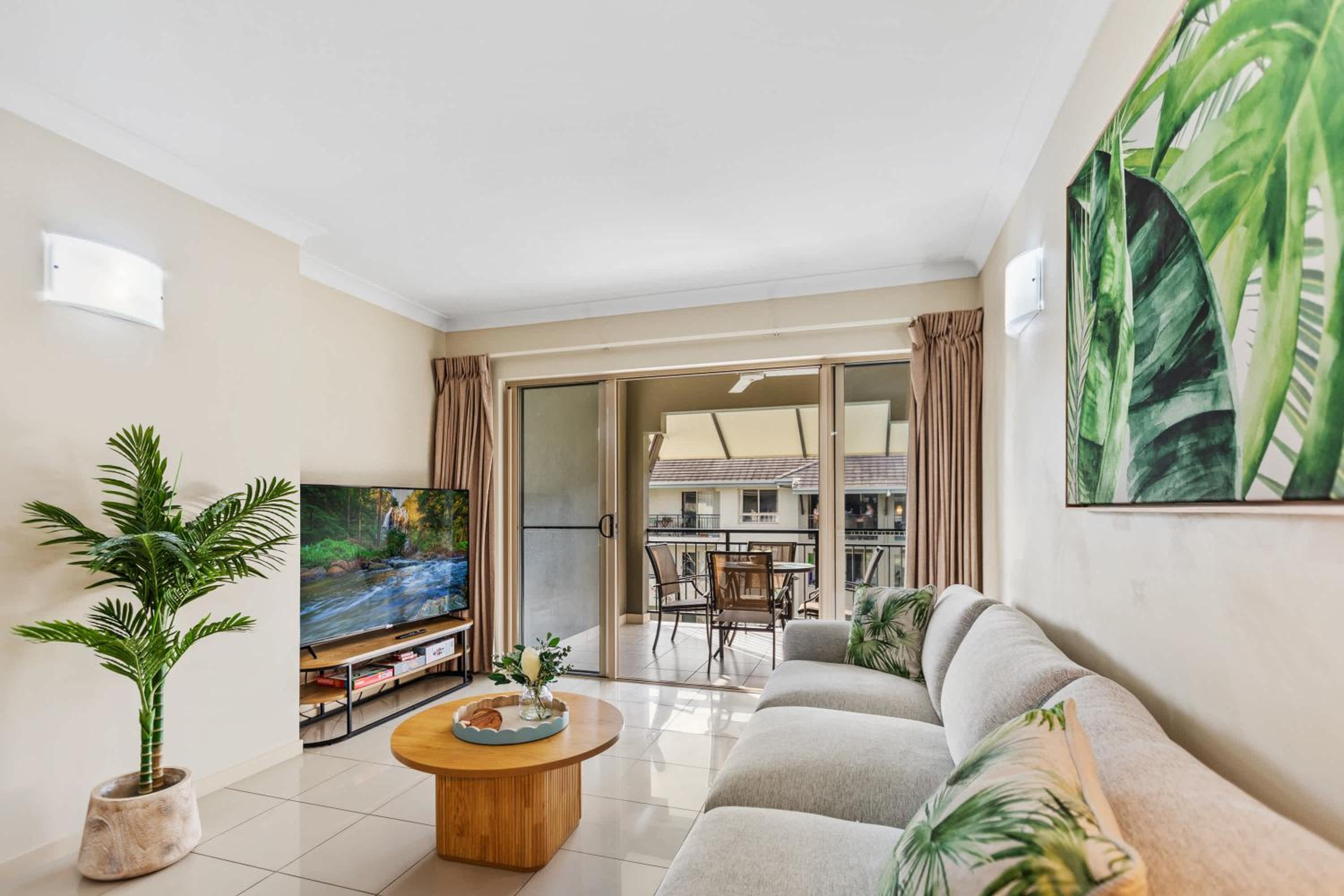 Cairns 2BR Palms Stay Top Floor & Pool View