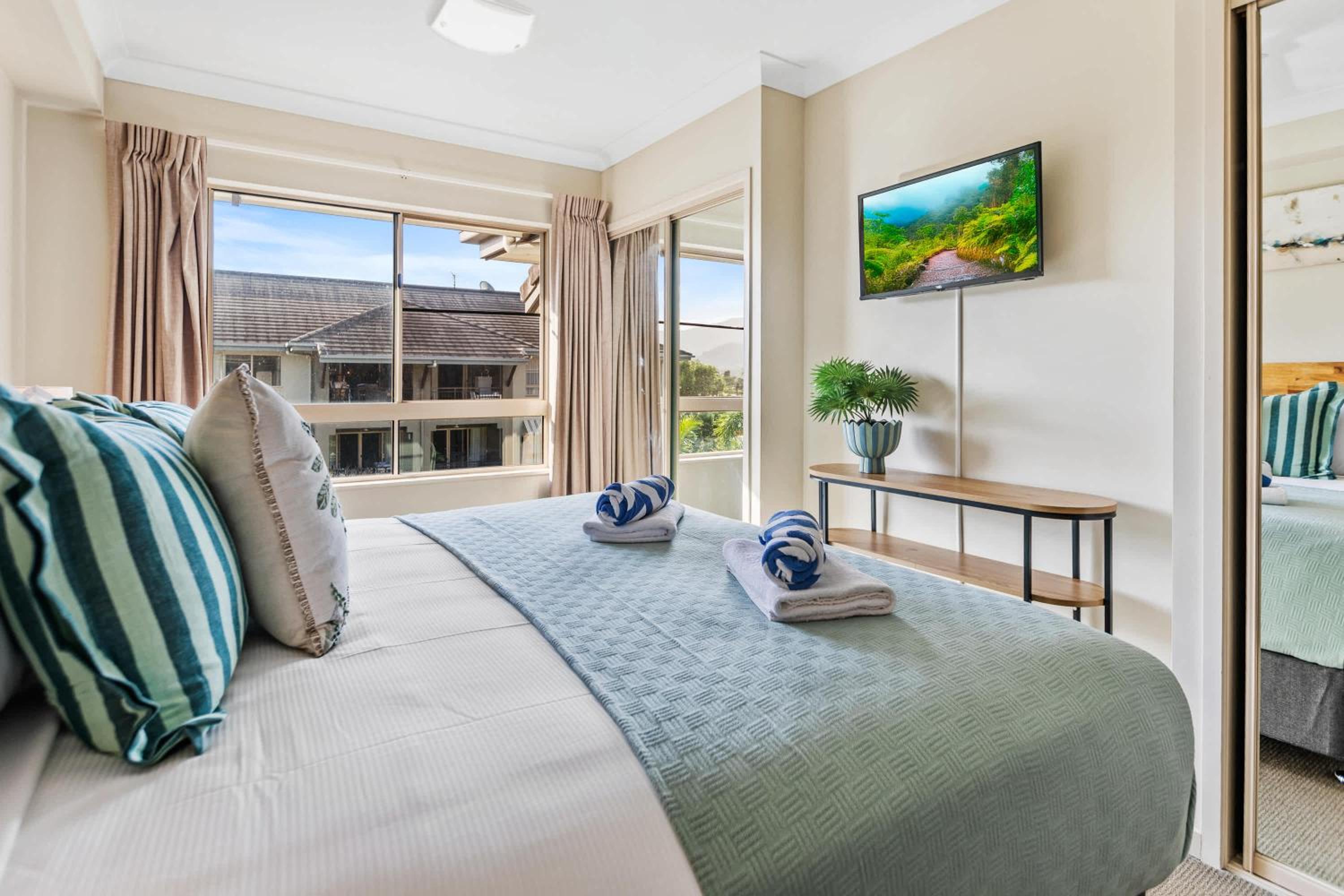 Cairns 2BR Palms Stay Top Floor & Pool View