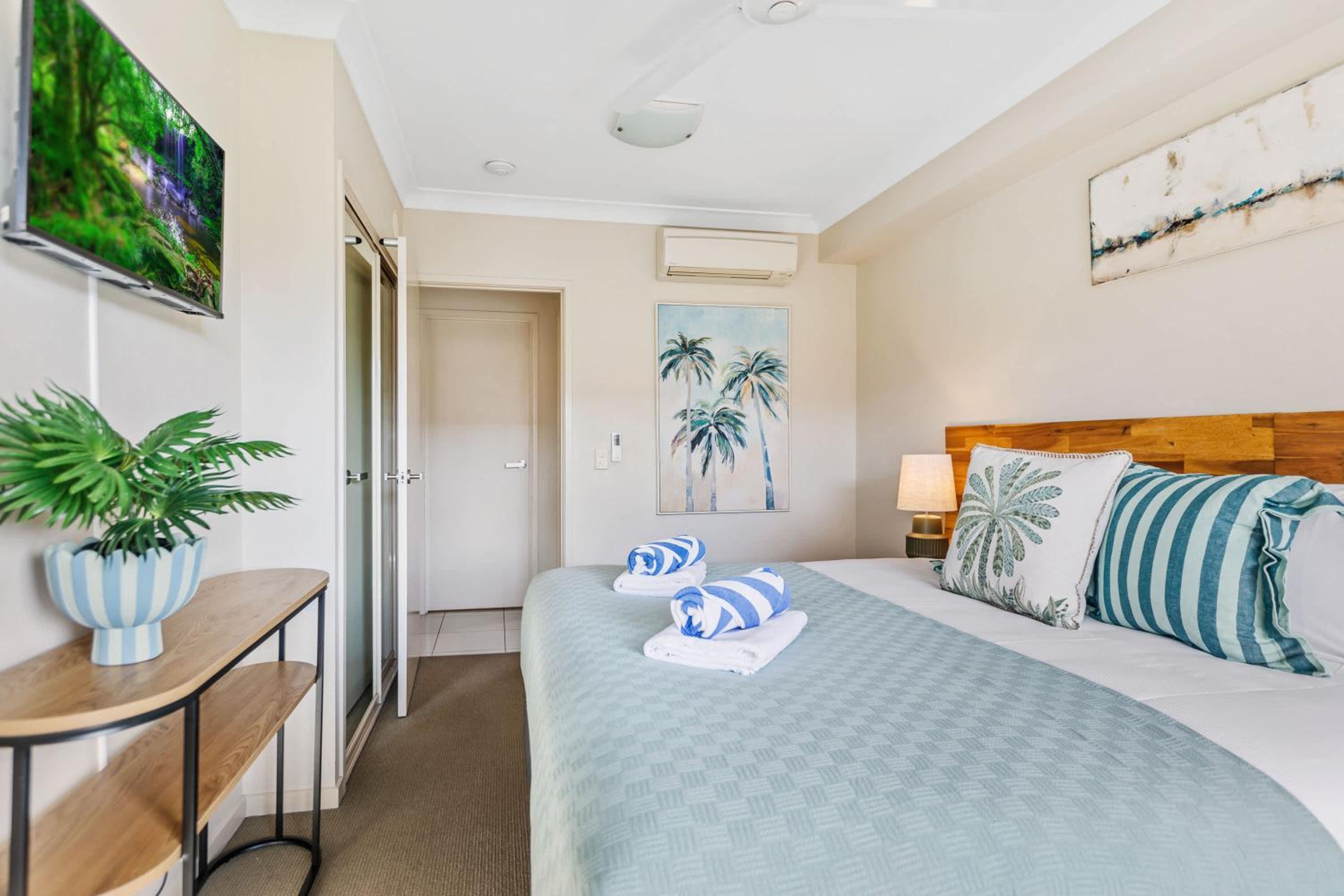 Cairns 2BR Palms Stay Top Floor & Pool View