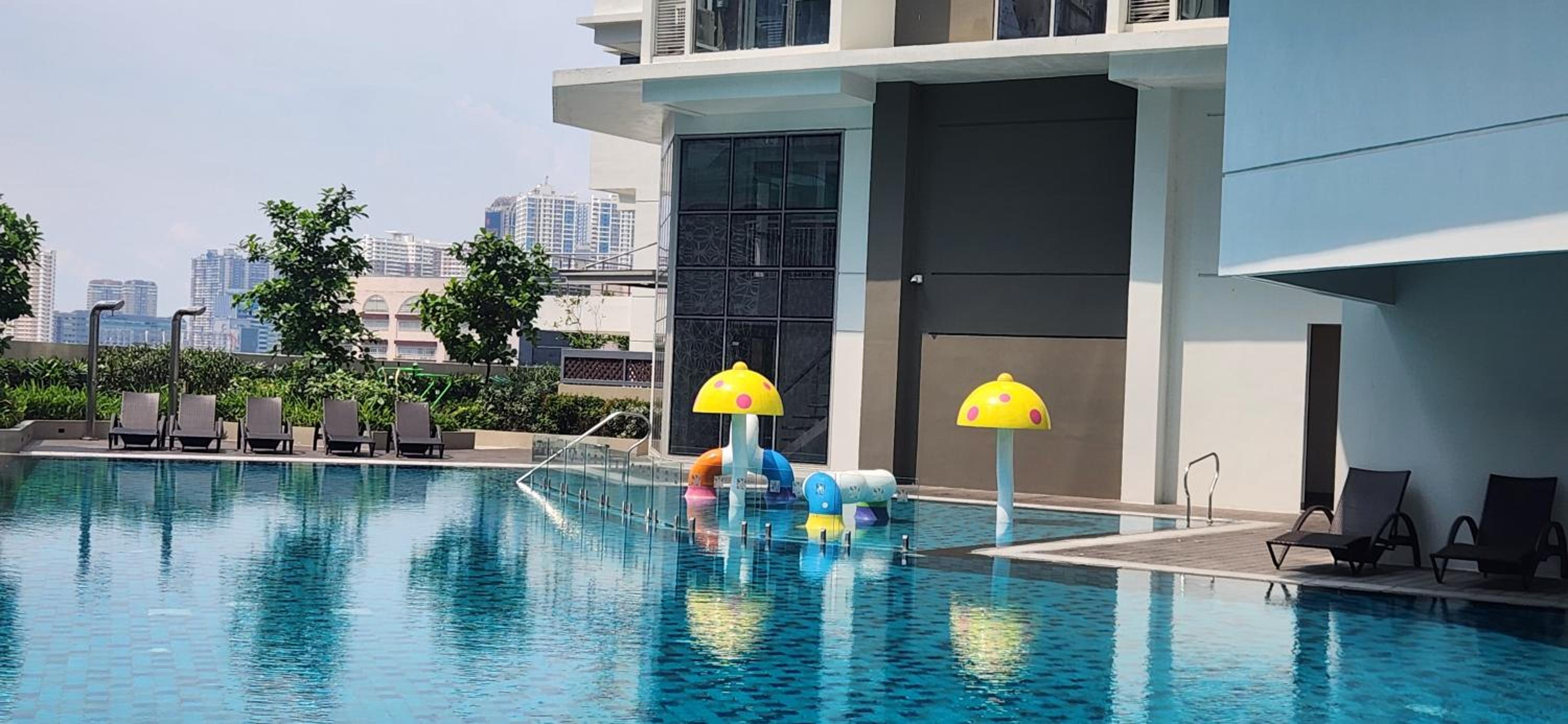 29c BGC Cozy Suite Steps Away From Major Malls with Paid Parking and Gym with Fast Wi-fi