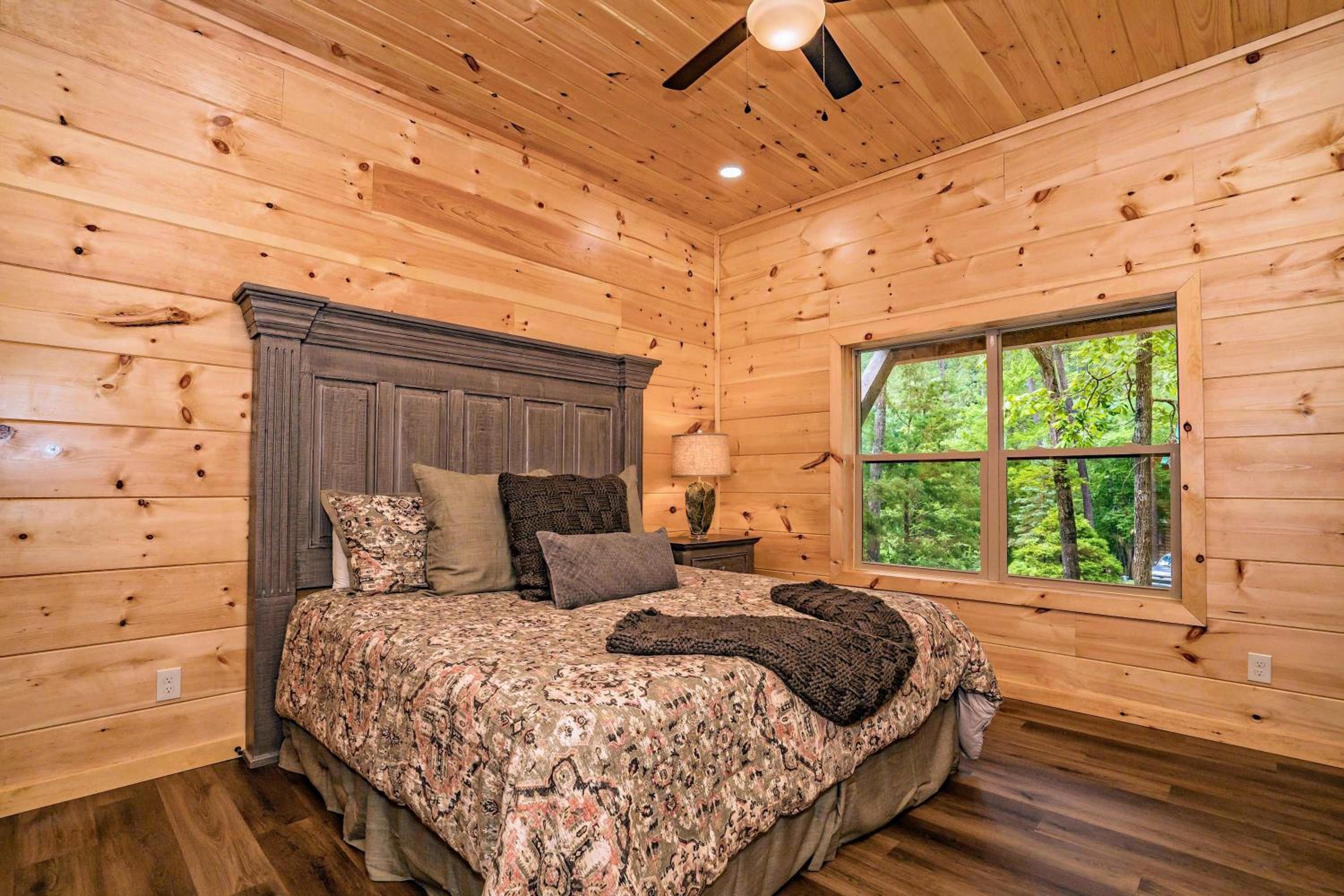 Luxury Cabin with Theatre and Hot Tub