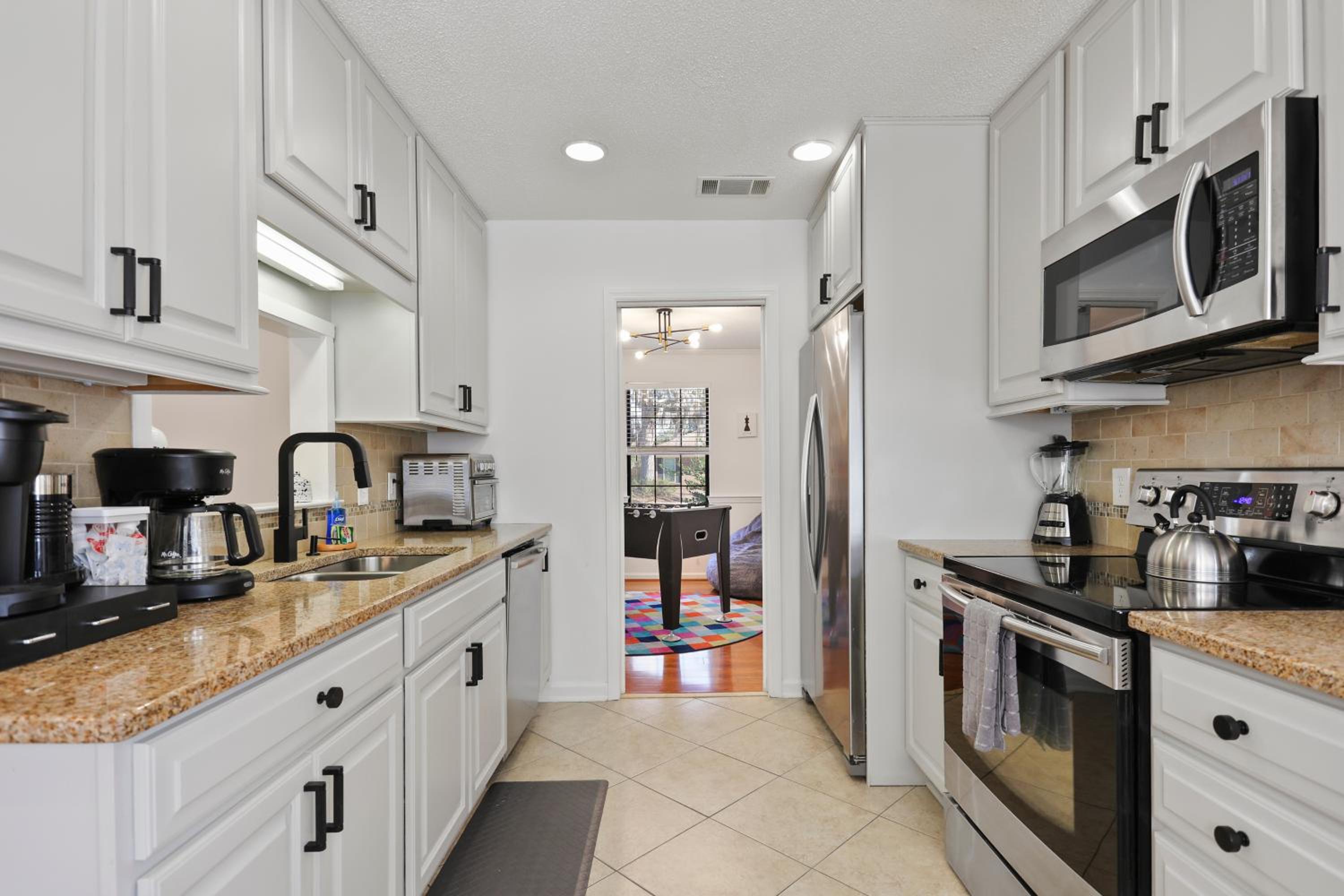 Large Family-Friendly Home w Spa Near Beach & City