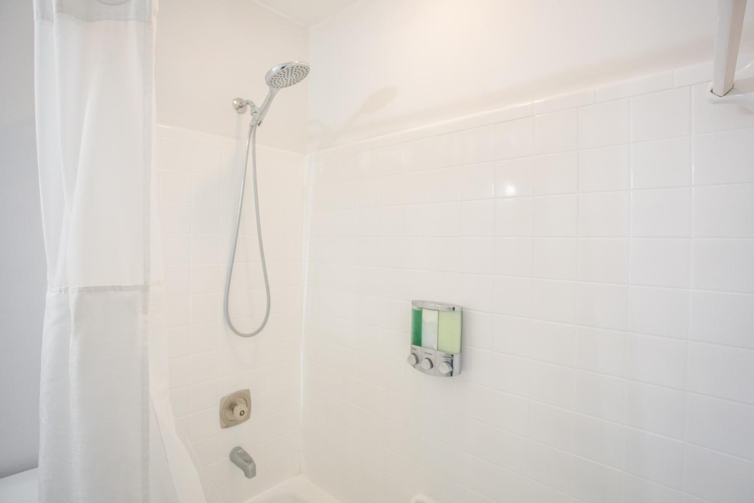 Large Family-Friendly Home w Spa Near Beach & City