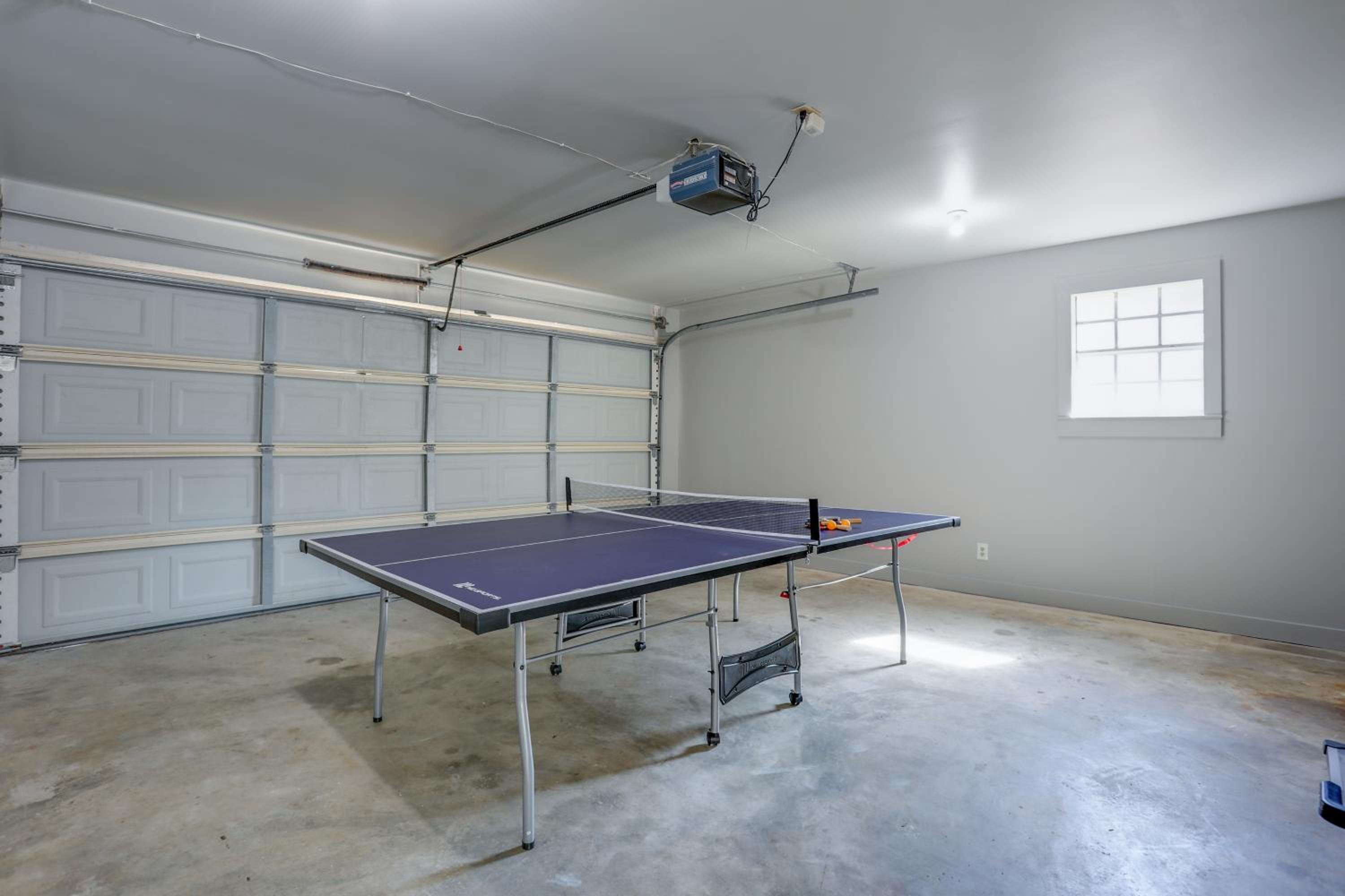 Large Family-Friendly Home w Spa Near Beach & City