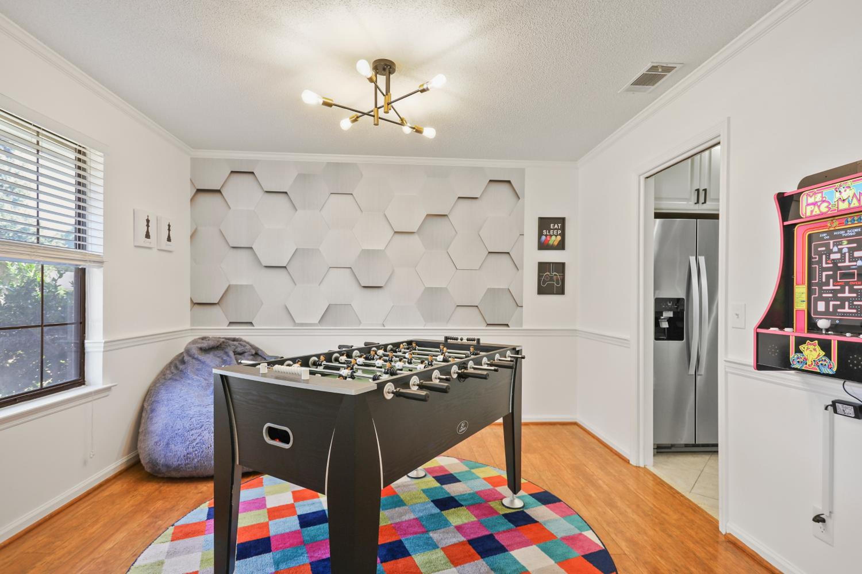 Large Family-Friendly Home w Spa Near Beach & City