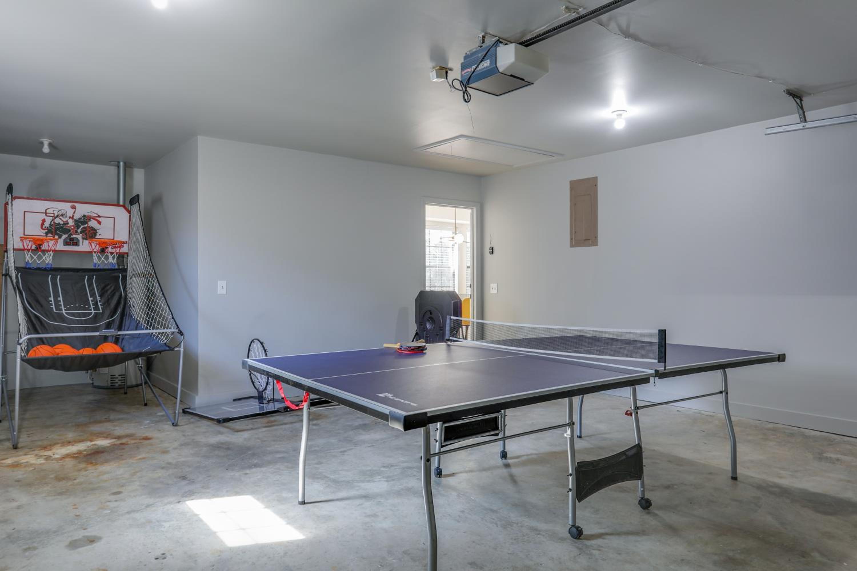 Large Family-Friendly Home w Spa Near Beach & City