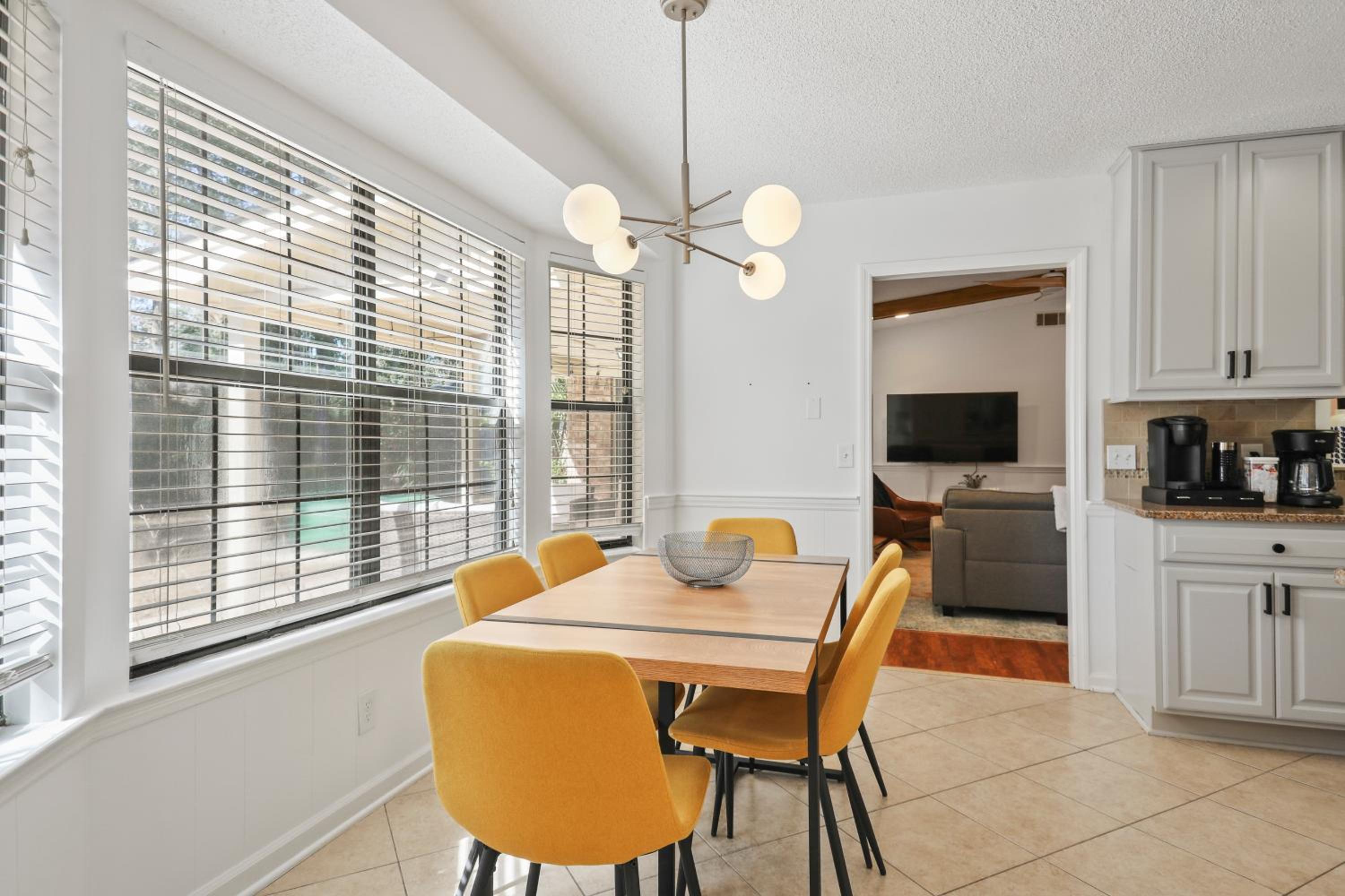 Large Family-Friendly Home w Spa Near Beach & City