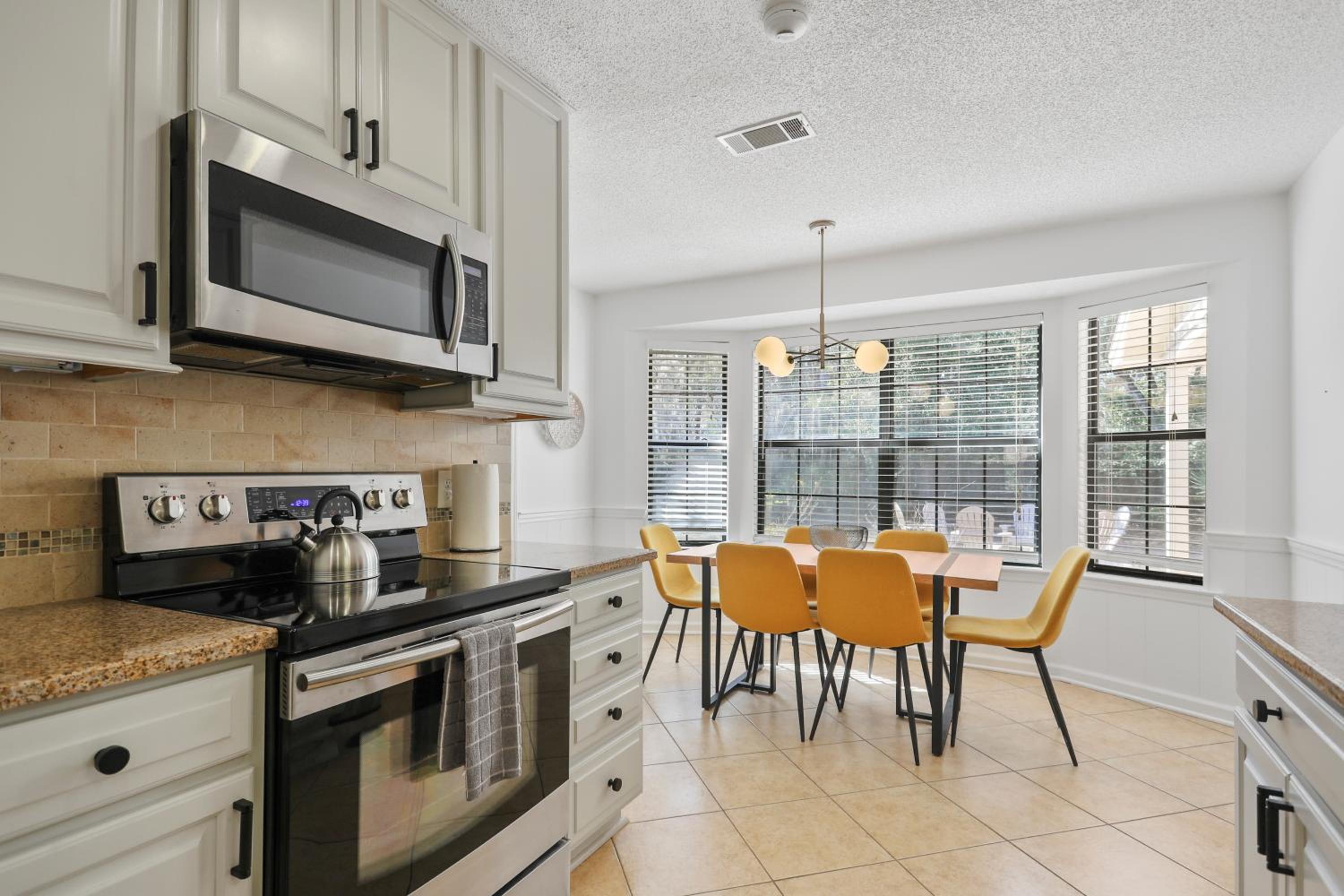 Large Family-Friendly Home w Spa Near Beach & City
