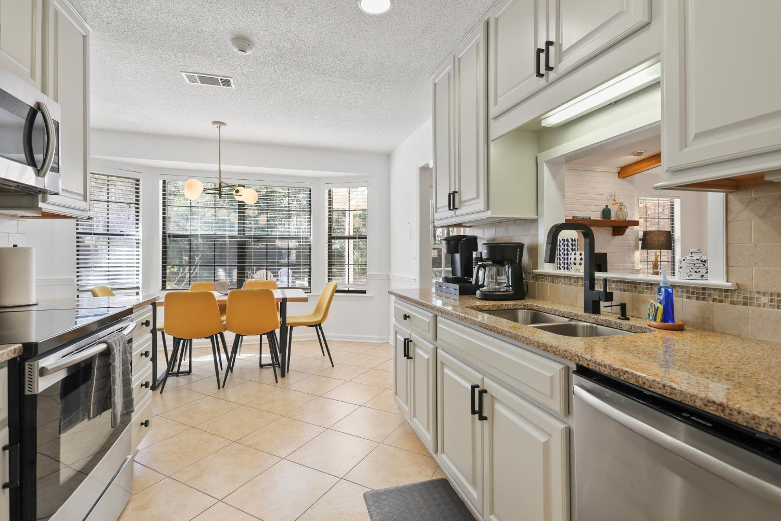 Large Family-Friendly Home w Spa Near Beach & City