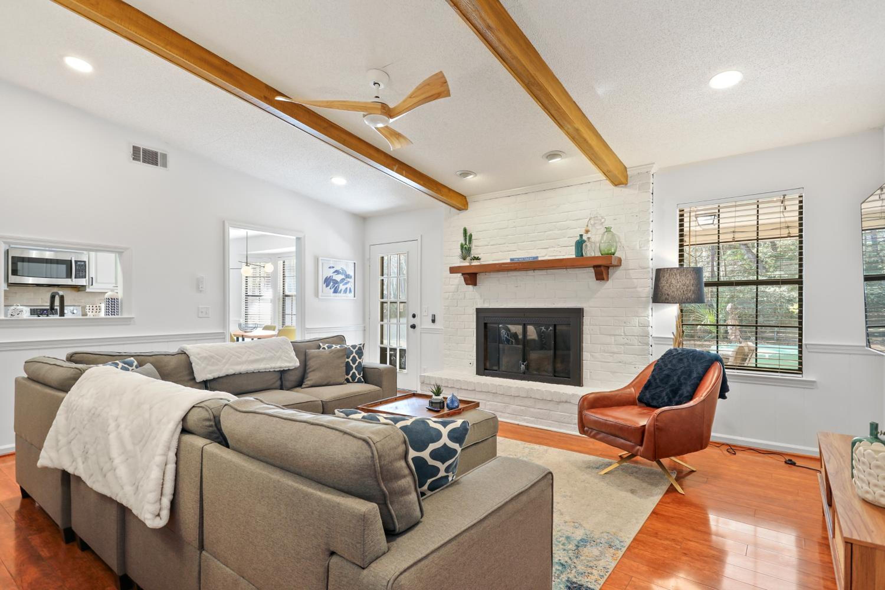 Large Family-Friendly Home w Spa Near Beach & City