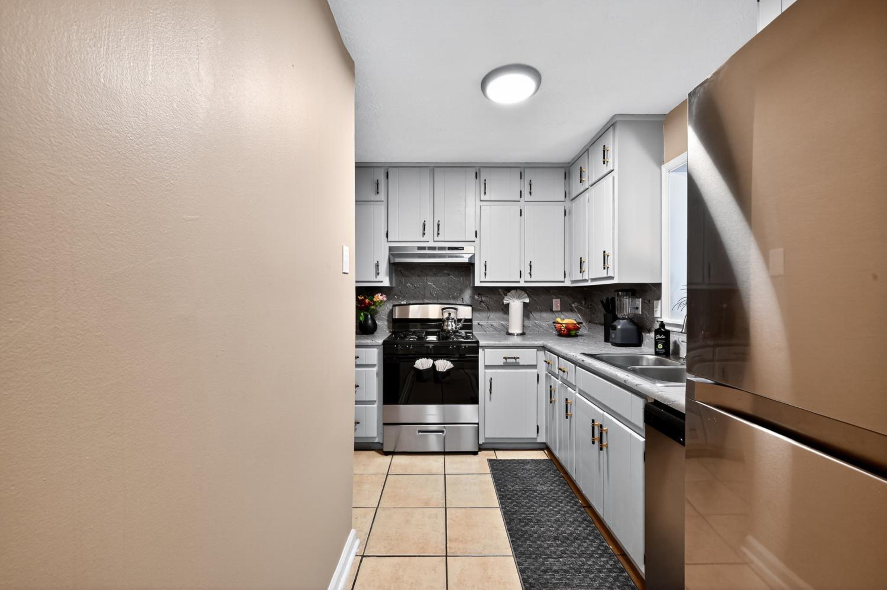 Serenity Landing - 5 Minutes To Airport - Sleeps 6