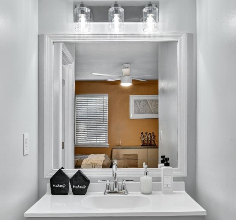 Serenity Landing - 5 Minutes To Airport - Sleeps 6