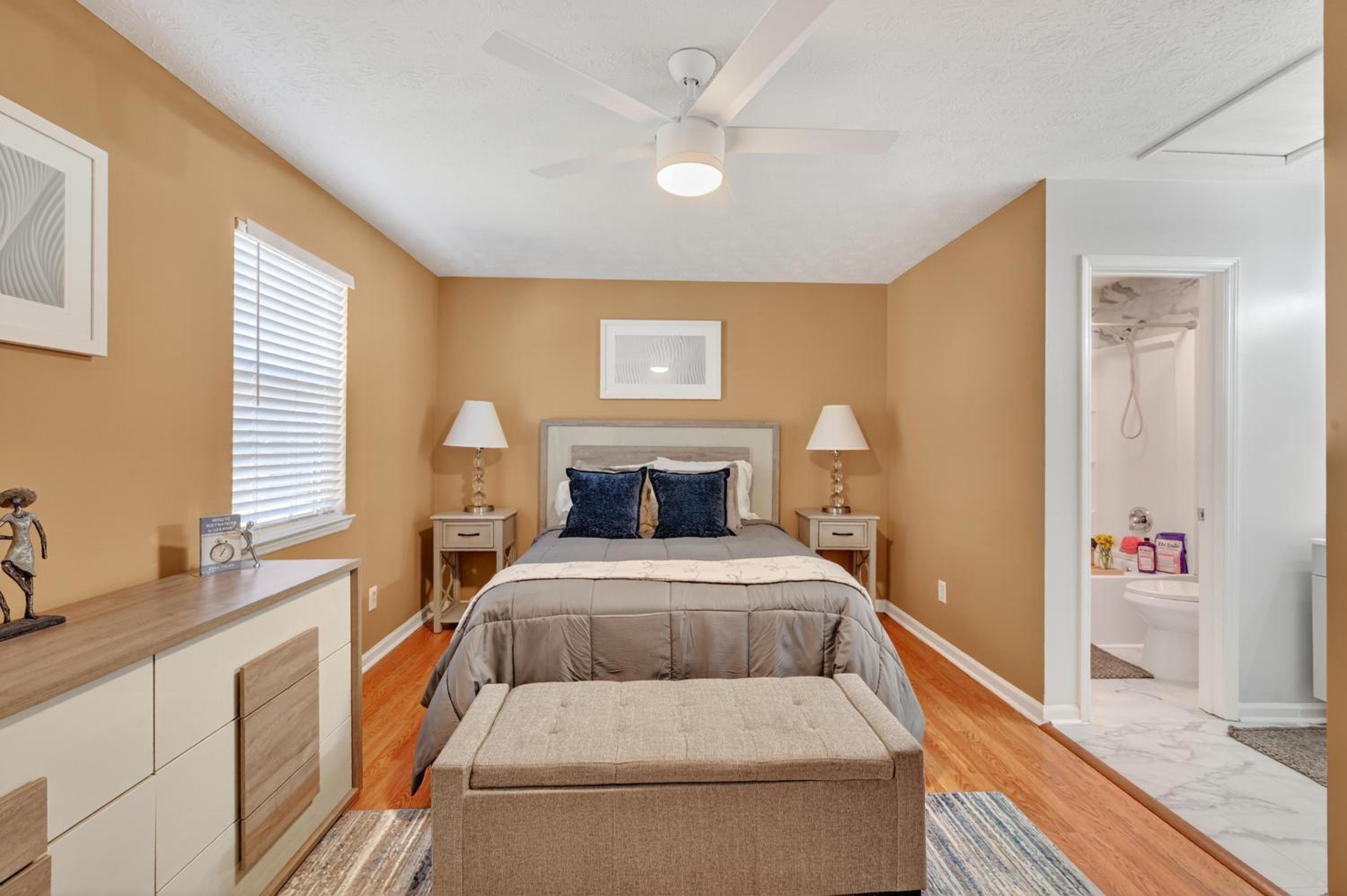 Serenity Landing - 5 Minutes To Airport - Sleeps 6