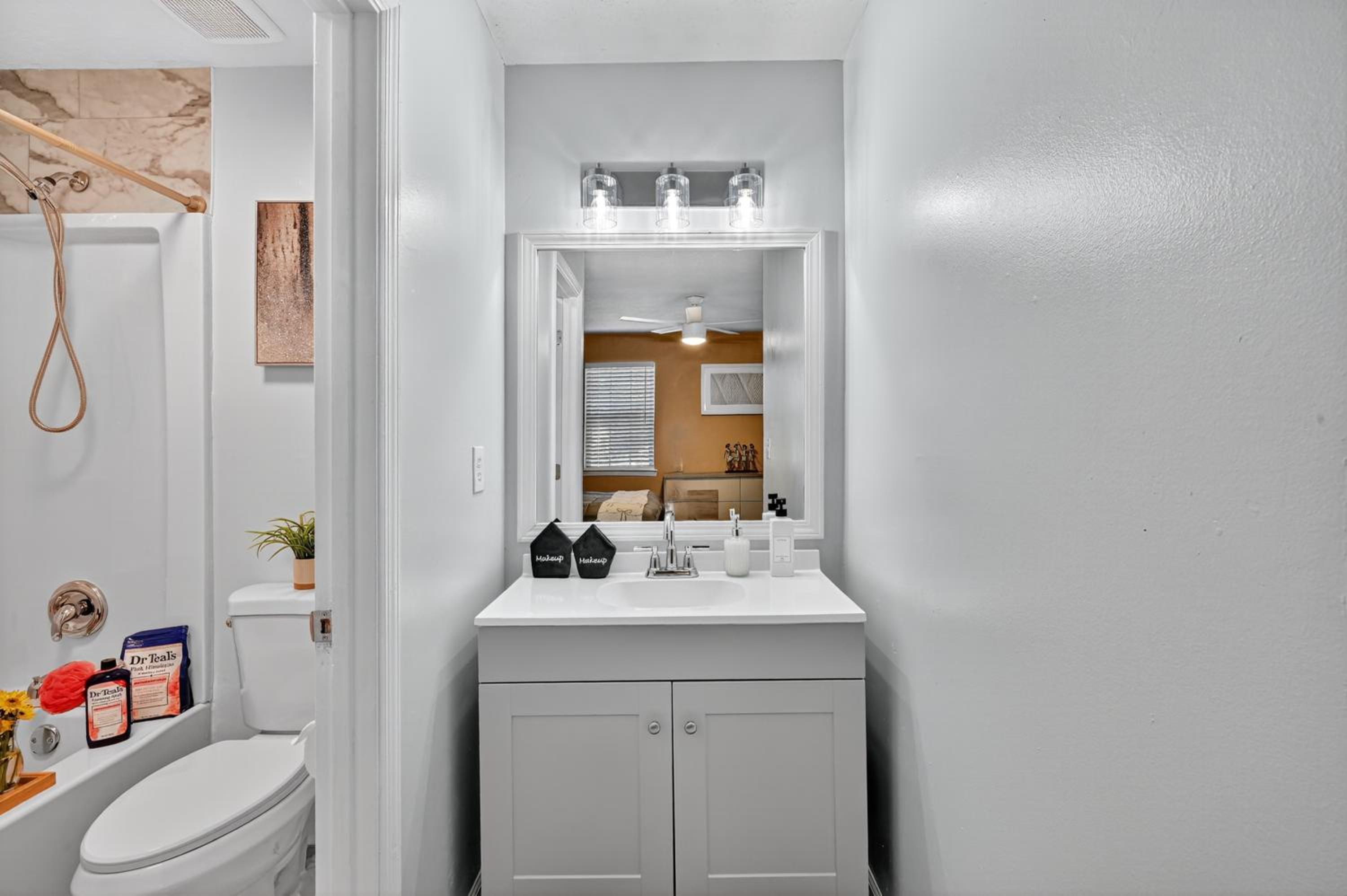 Serenity Landing - 5 Minutes To Airport - Sleeps 6