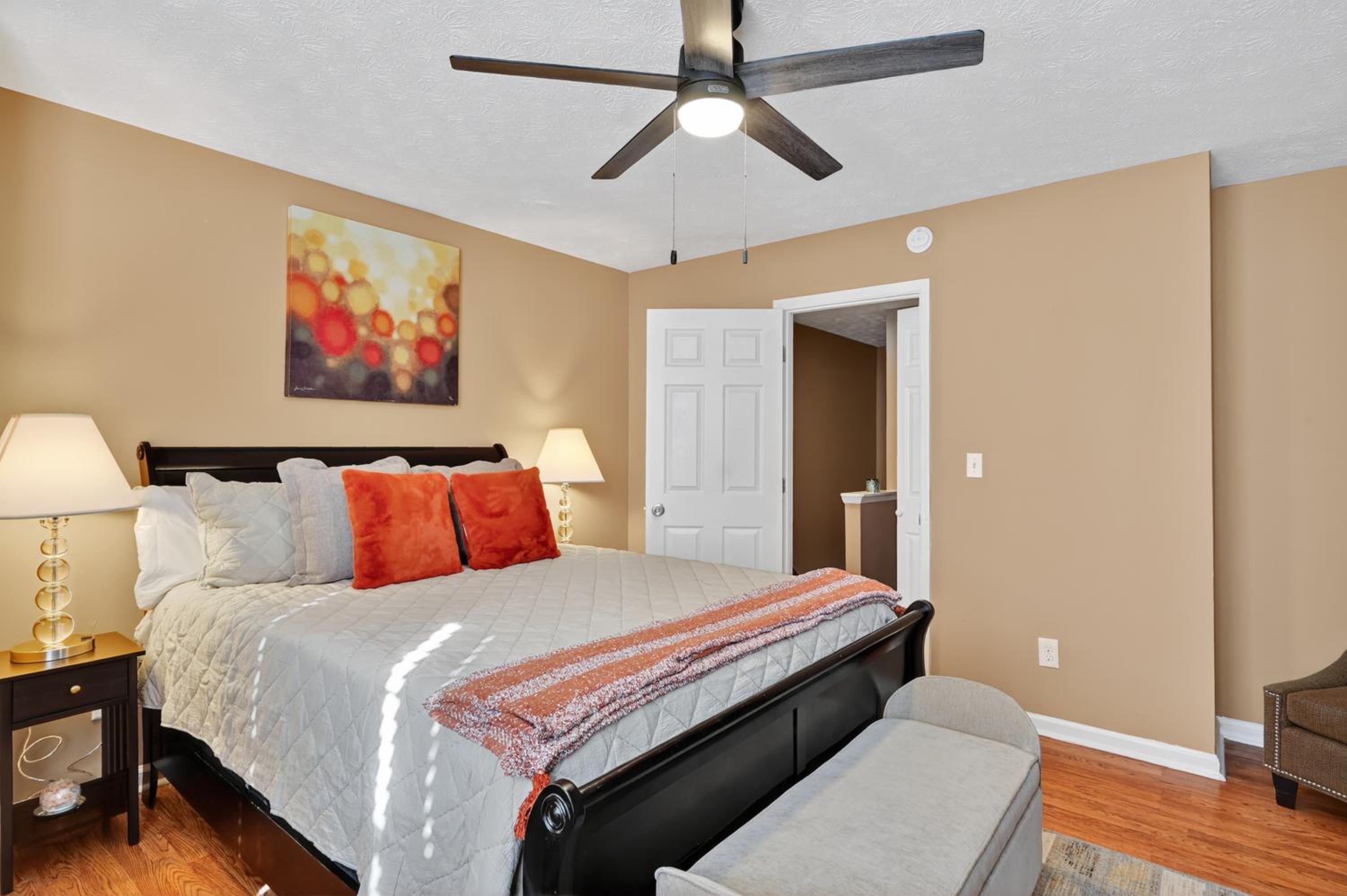 Serenity Landing - 5 Minutes To Airport - Sleeps 6