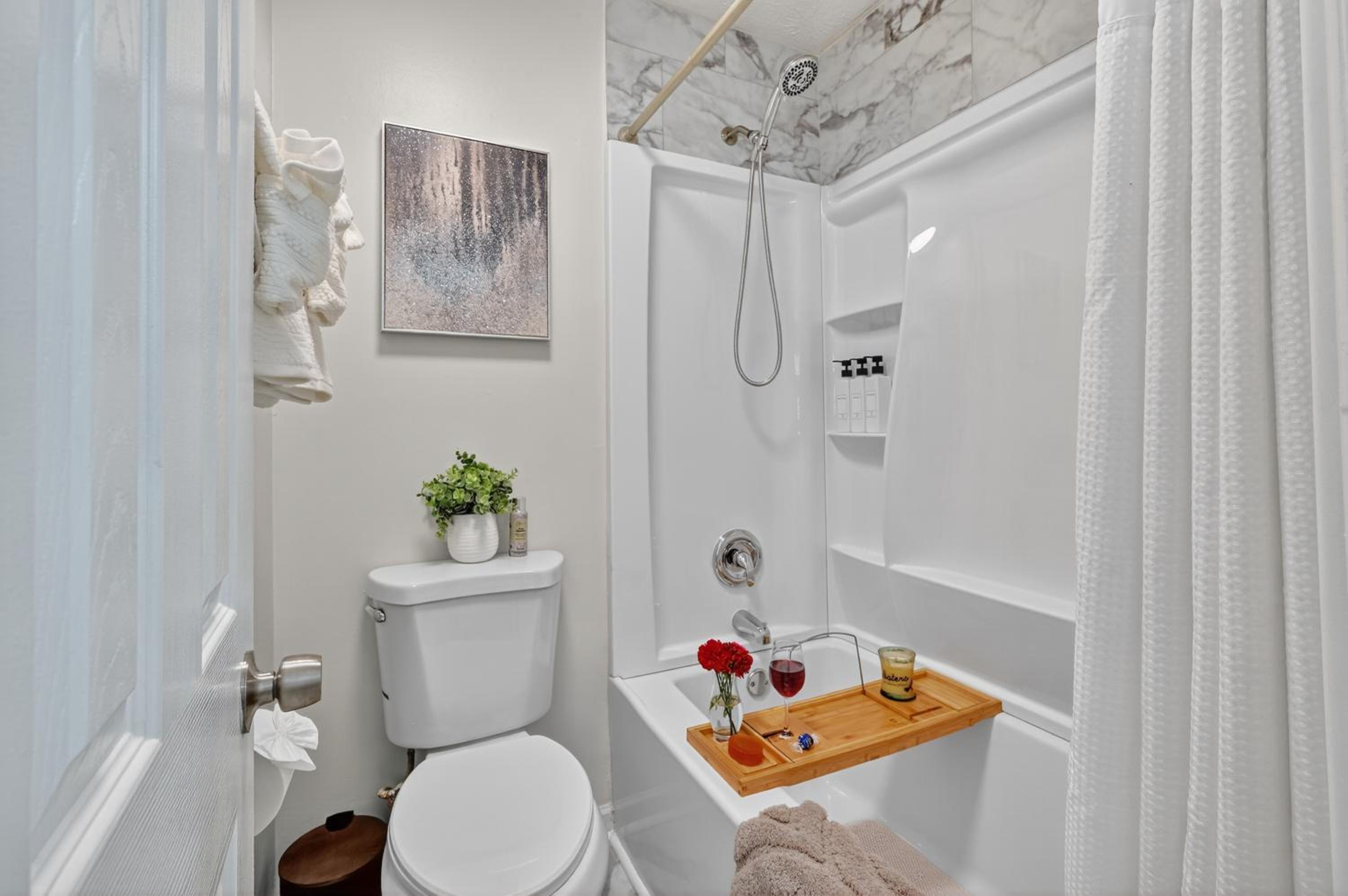 Serenity Landing - 5 Minutes To Airport - Sleeps 6
