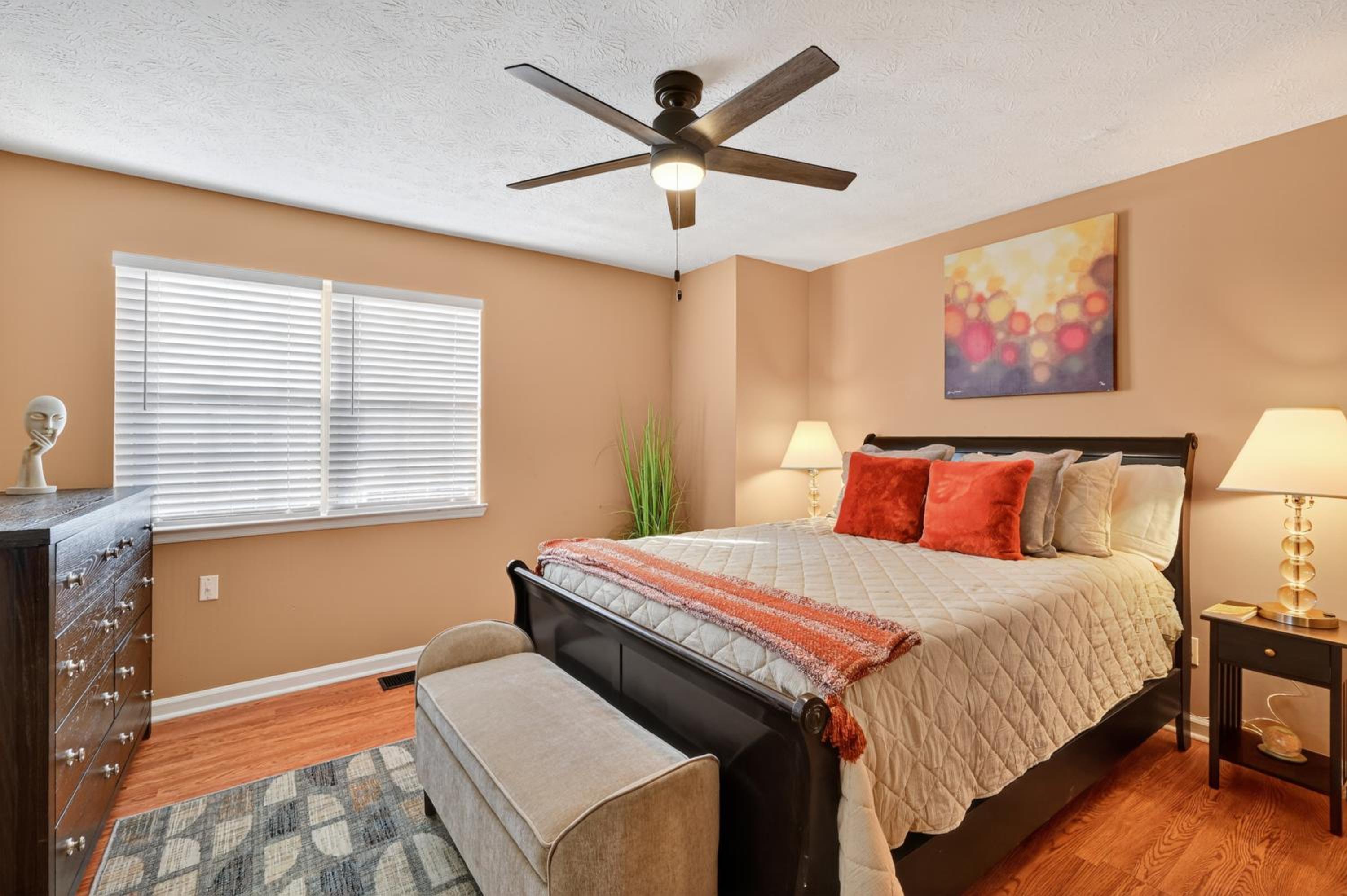 Serenity Landing - 5 Minutes To Airport - Sleeps 6