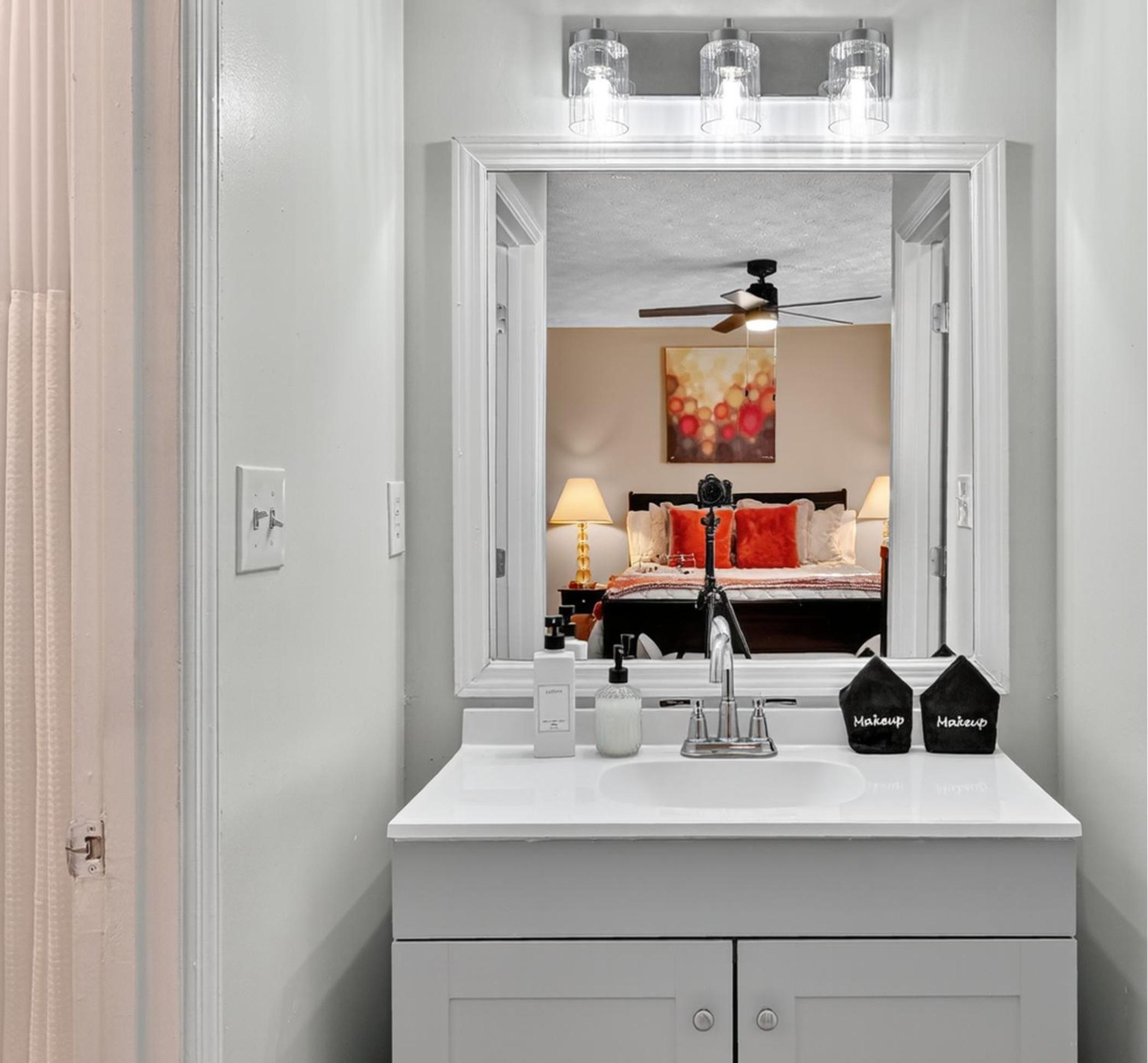 Serenity Landing - 5 Minutes To Airport - Sleeps 6