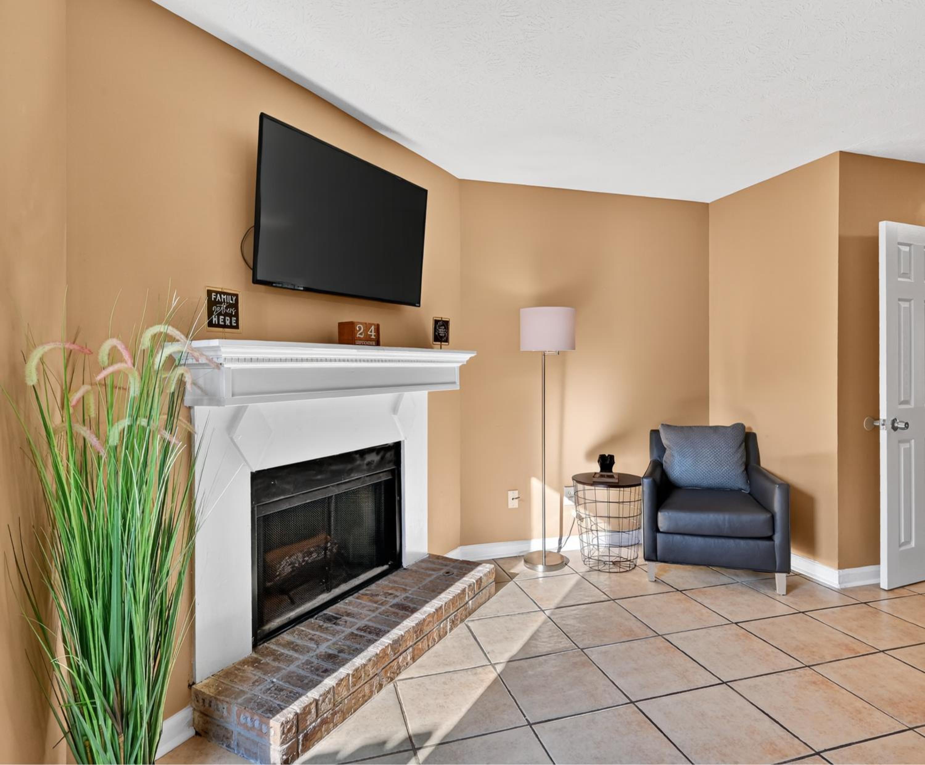 Serenity Landing - 5 Minutes To Airport - Sleeps 6