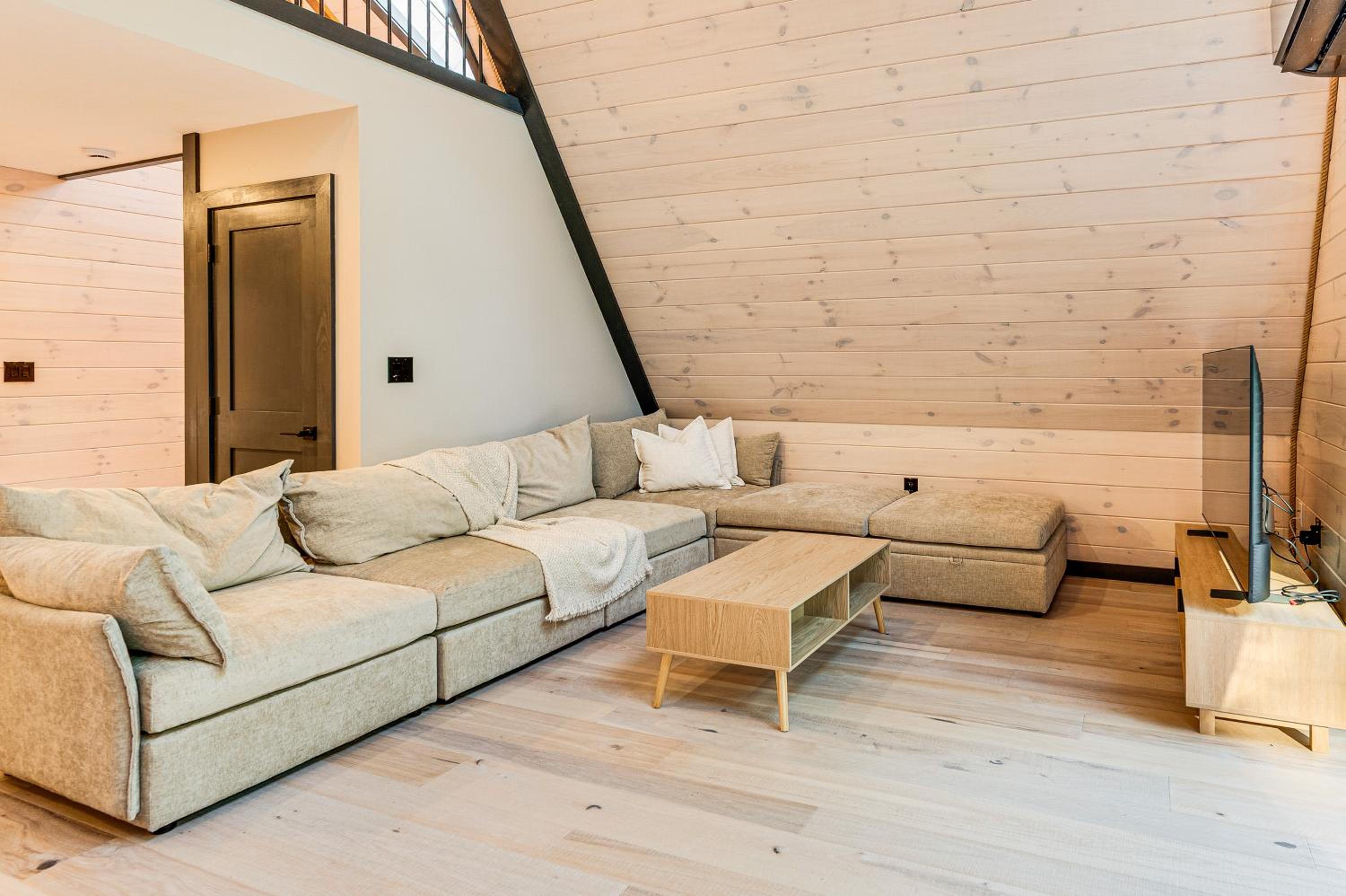Hike, Ski and Explore Serene Danbury Cabin with Sauna