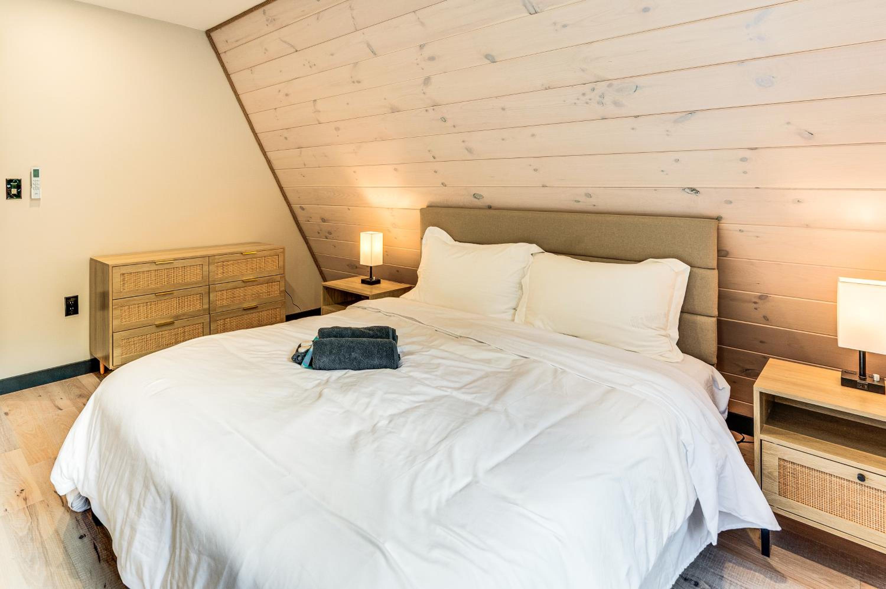 Hike, Ski and Explore Serene Danbury Cabin with Sauna