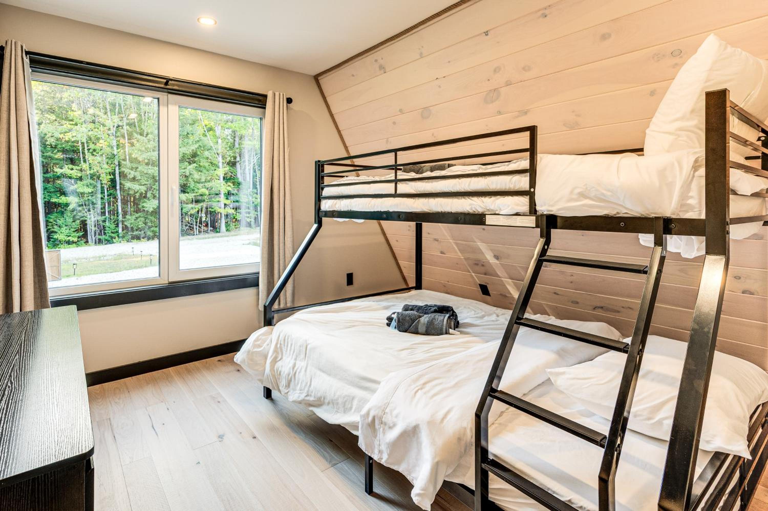 Hike, Ski and Explore Serene Danbury Cabin with Sauna