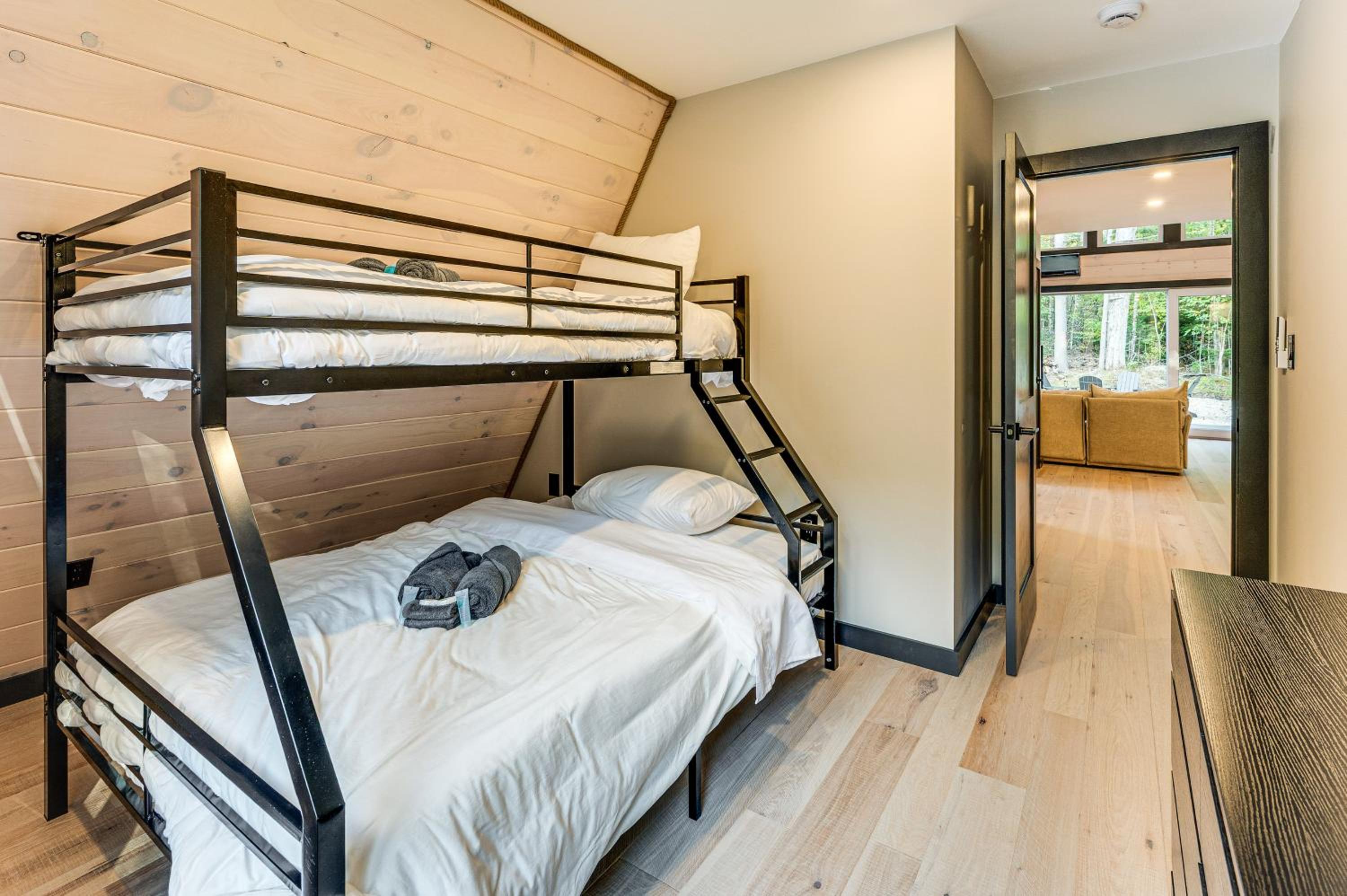 Hike, Ski and Explore Serene Danbury Cabin with Sauna