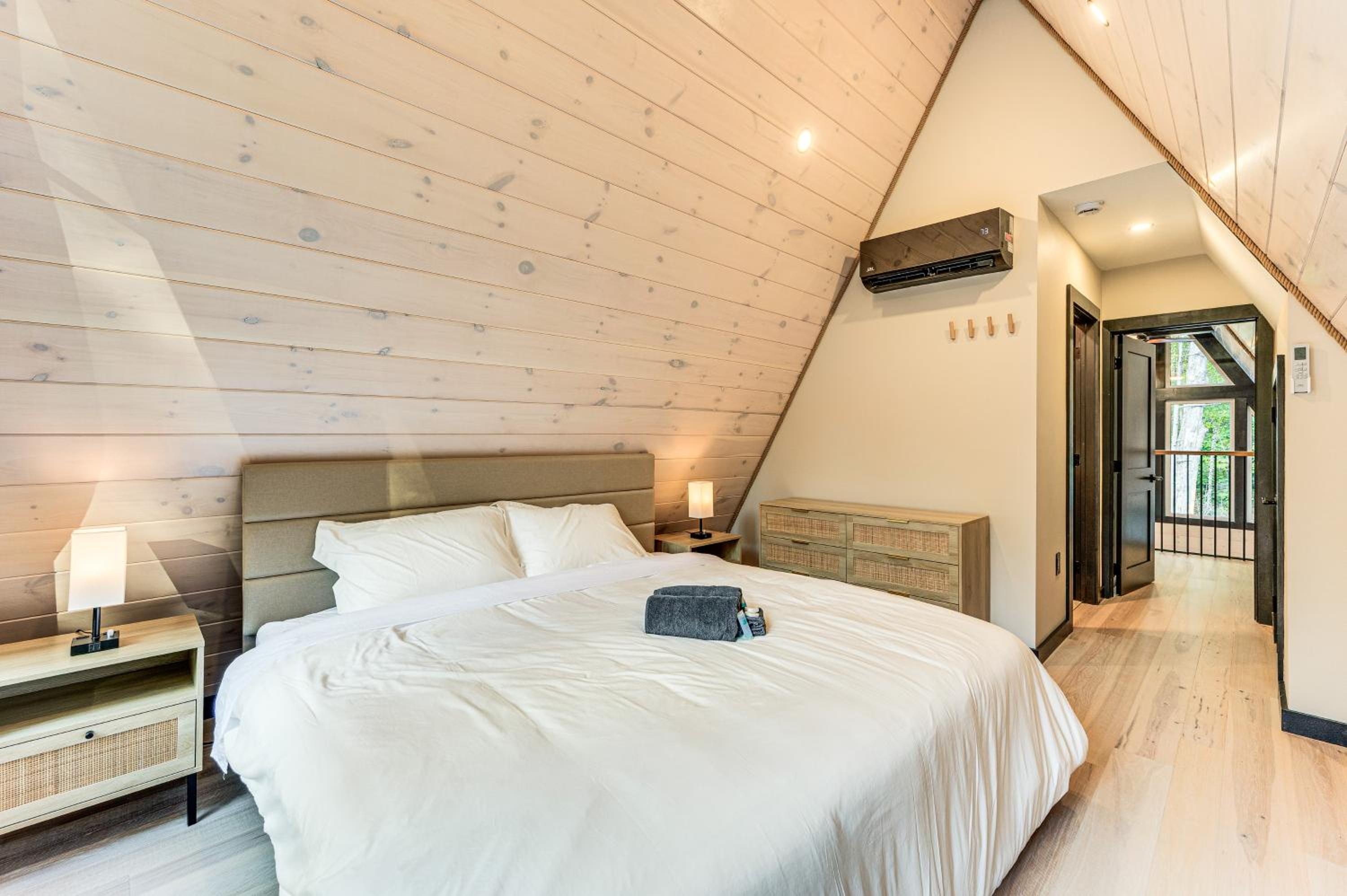 Hike, Ski and Explore Serene Danbury Cabin with Sauna