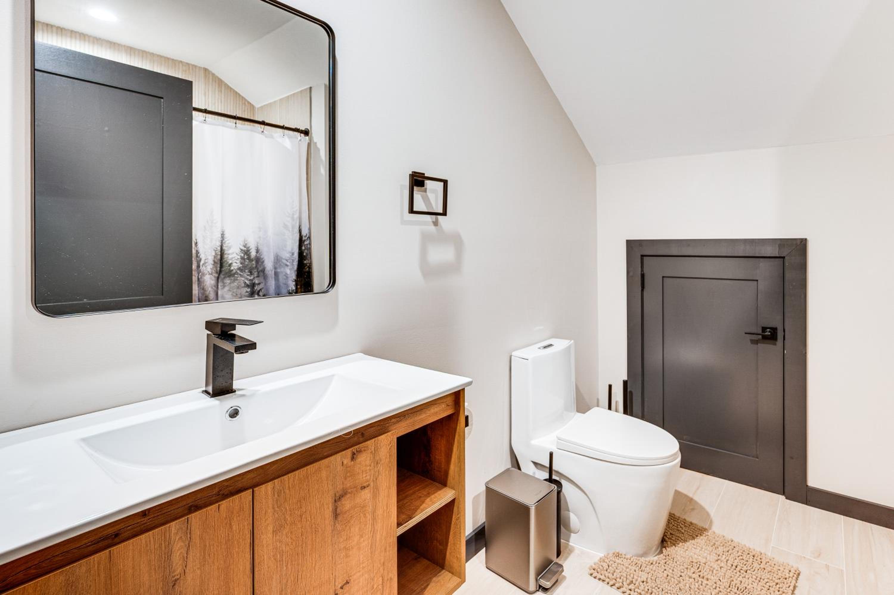 Hike, Ski and Explore Serene Danbury Cabin with Sauna