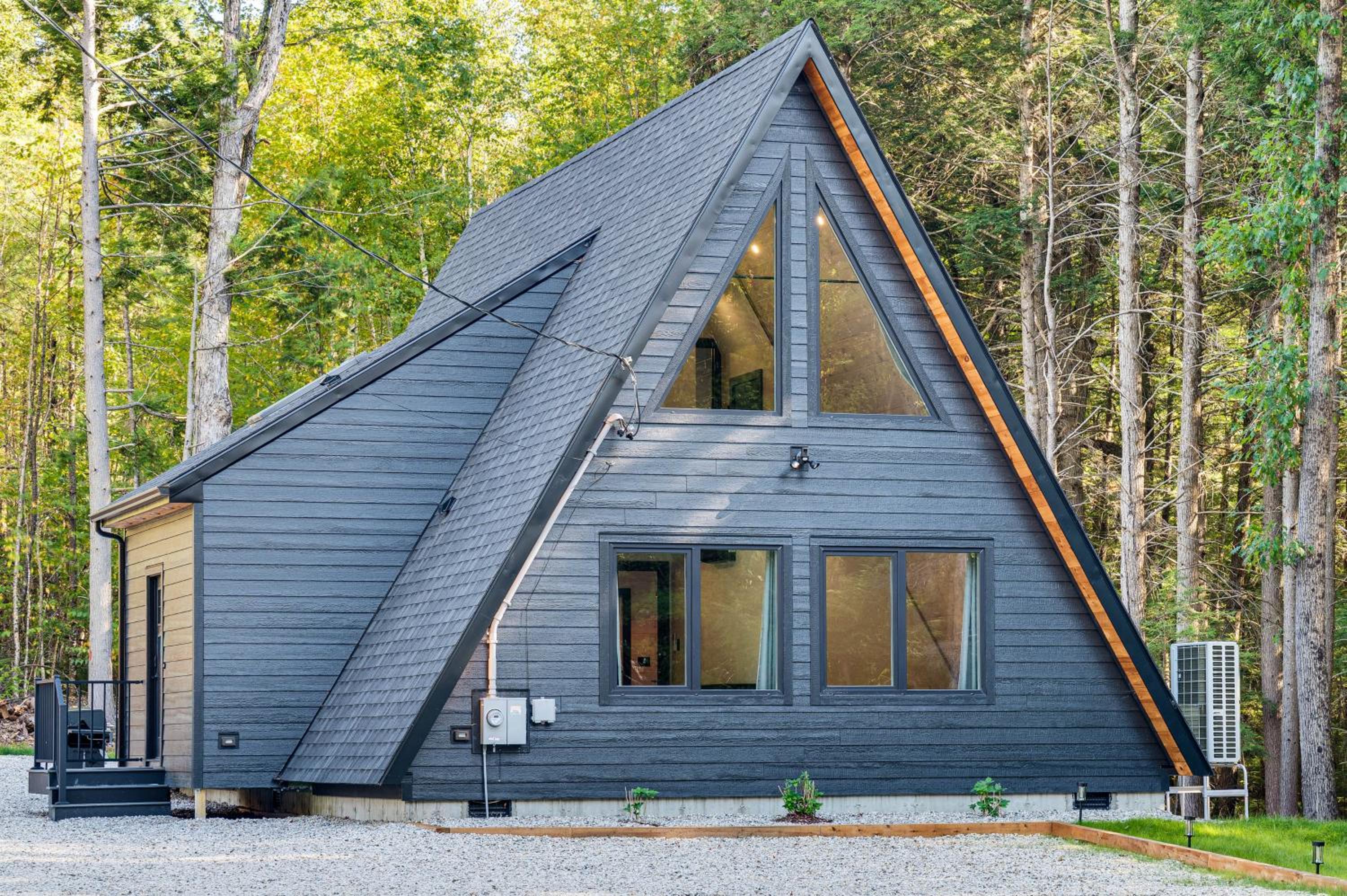Hike, Ski and Explore Serene Danbury Cabin with Sauna