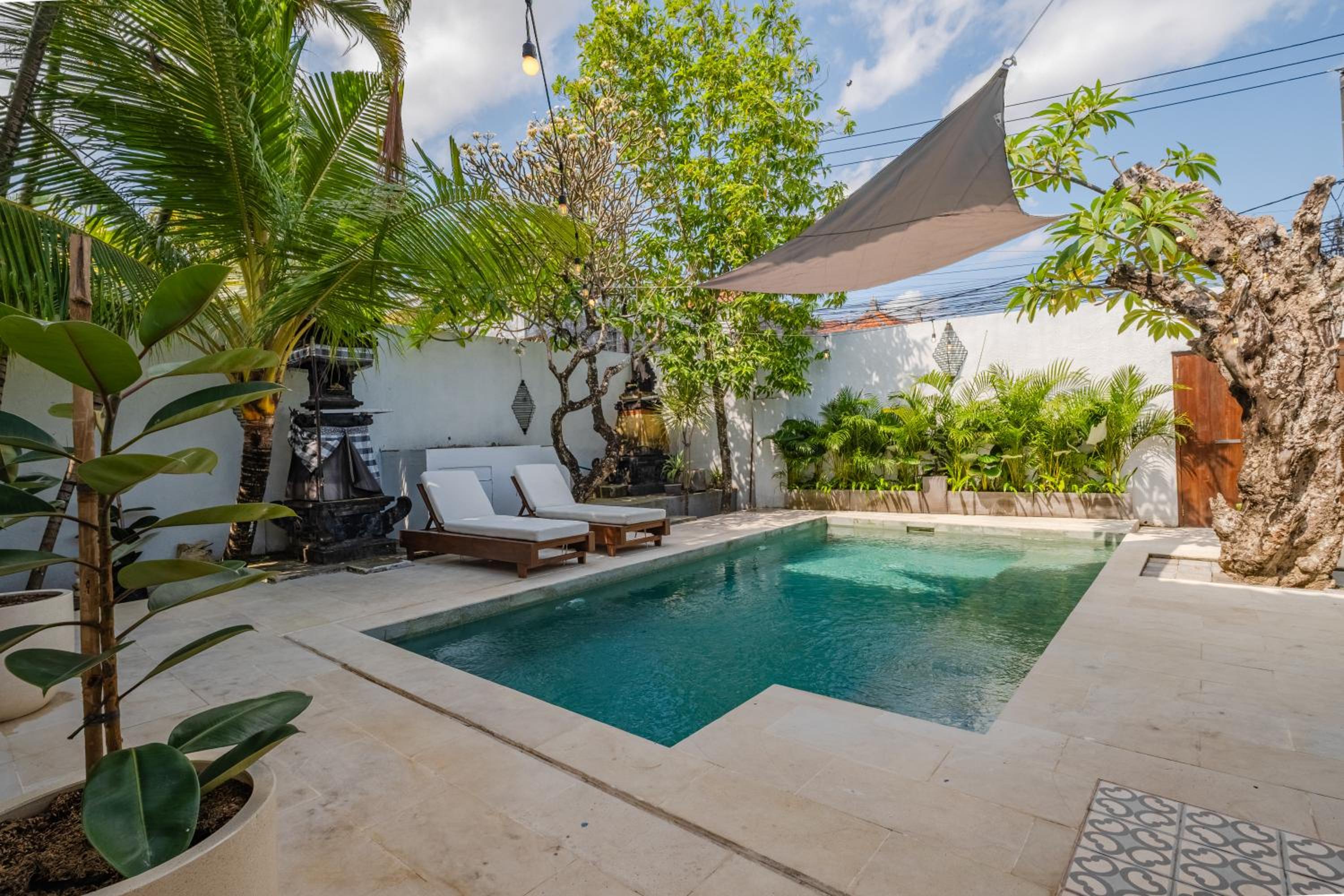 3BR Artful Retreat with Private Pool, Bathtub in Seminyak, 10 min to beach