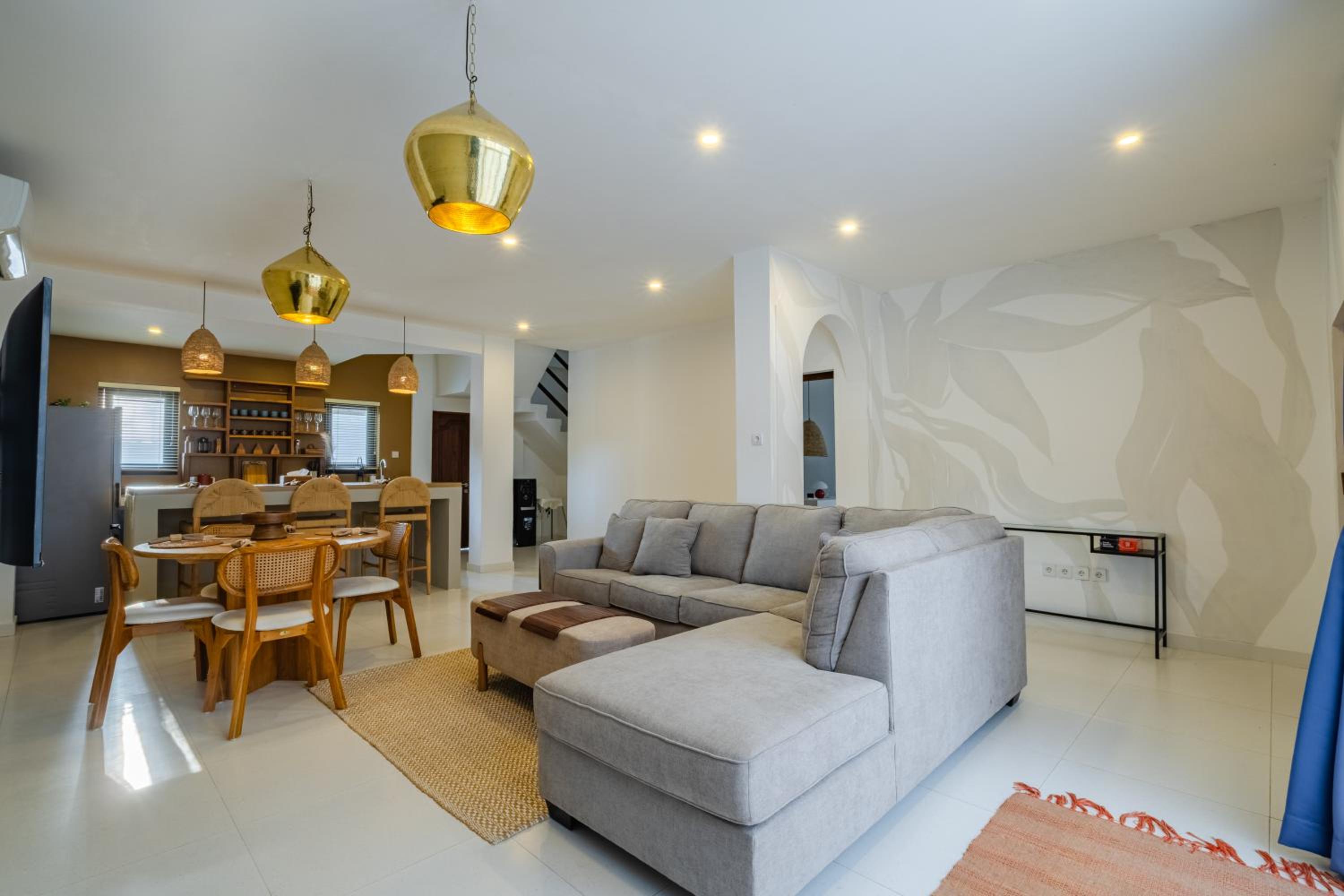 3BR Artful Retreat with Private Pool, Bathtub in Seminyak, 10 min to beach