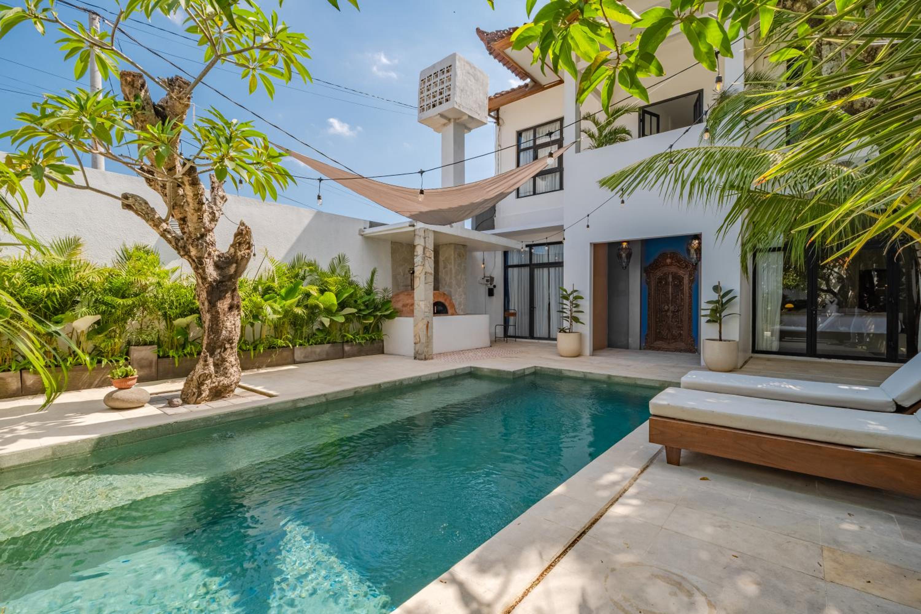 3BR Artful Retreat with Private Pool, Bathtub in Seminyak, 10 min to beach