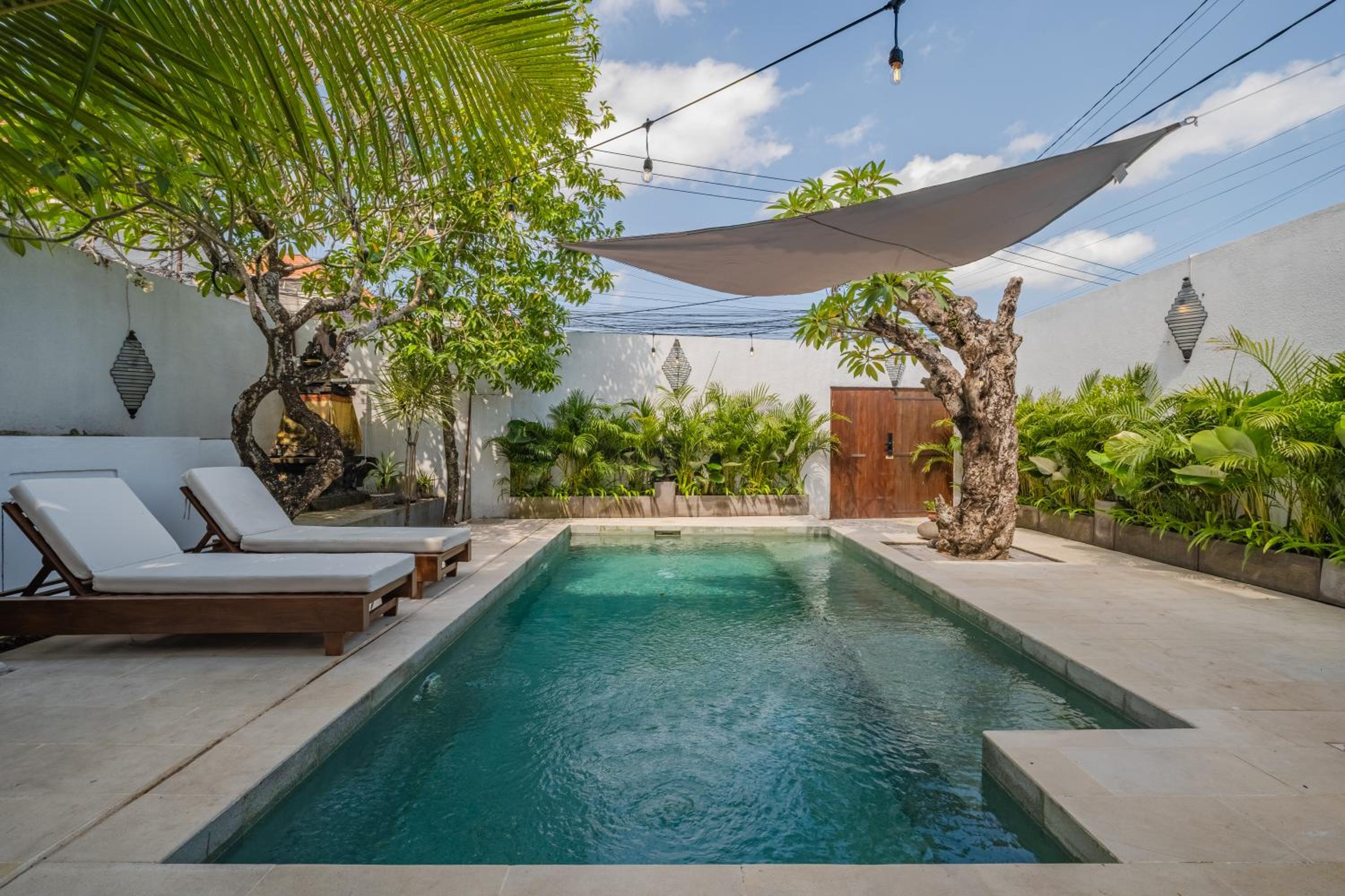 3BR Artful Retreat with Private Pool, Bathtub in Seminyak, 10 min to beach