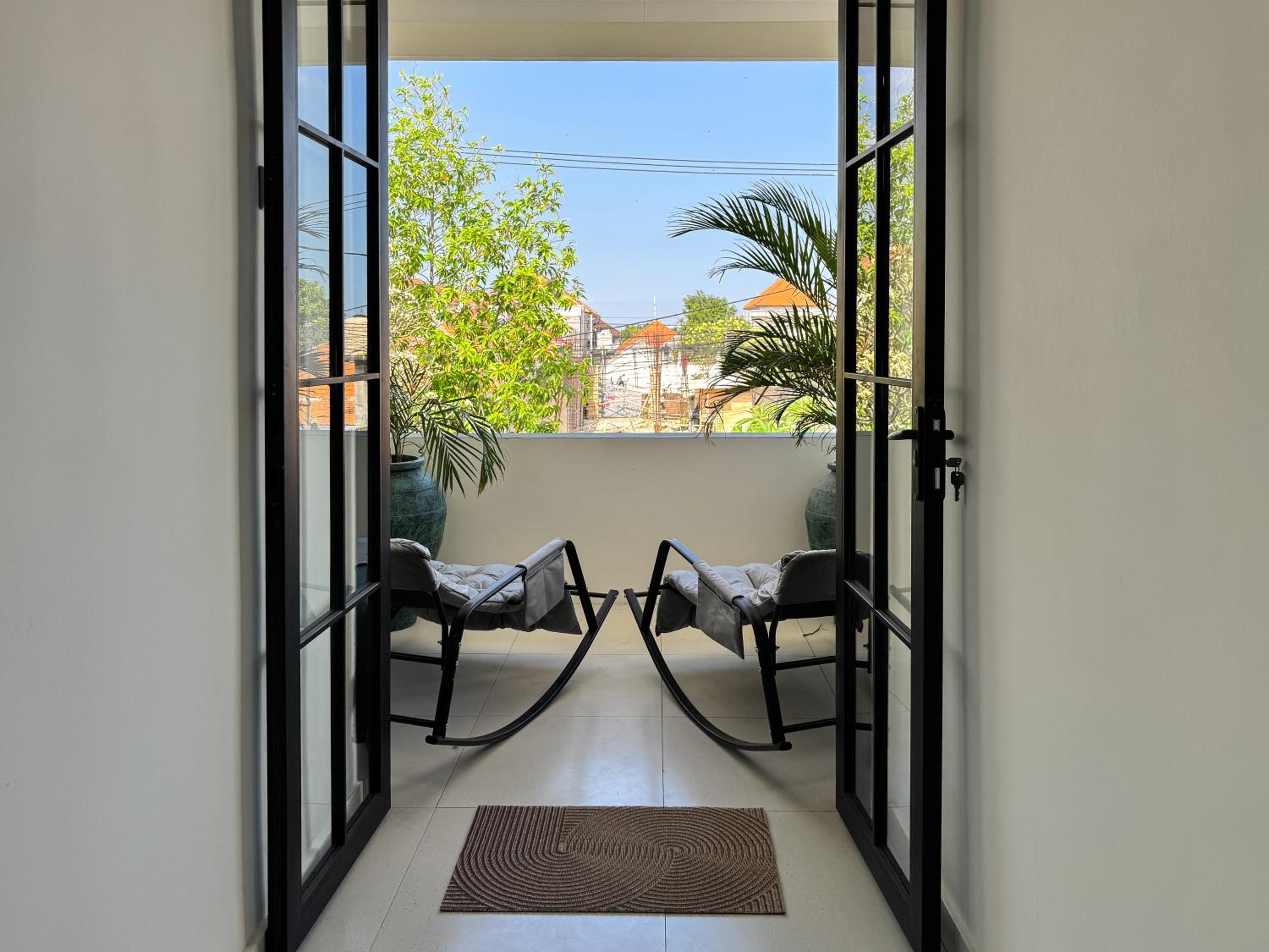 3BR Artful Retreat with Private Pool, Bathtub in Seminyak, 10 min to beach