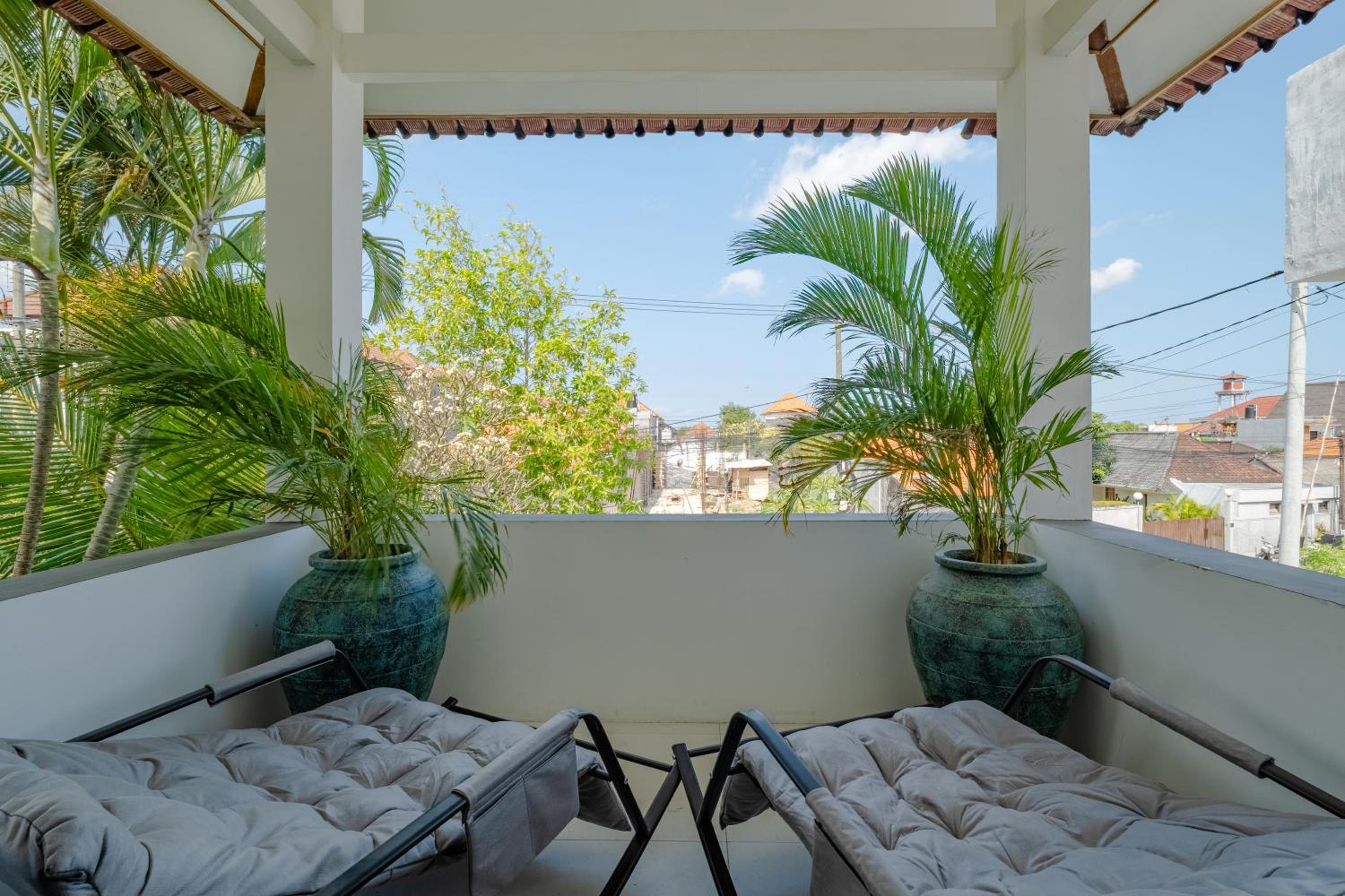 3BR Artful Retreat with Private Pool, Bathtub in Seminyak, 10 min to beach
