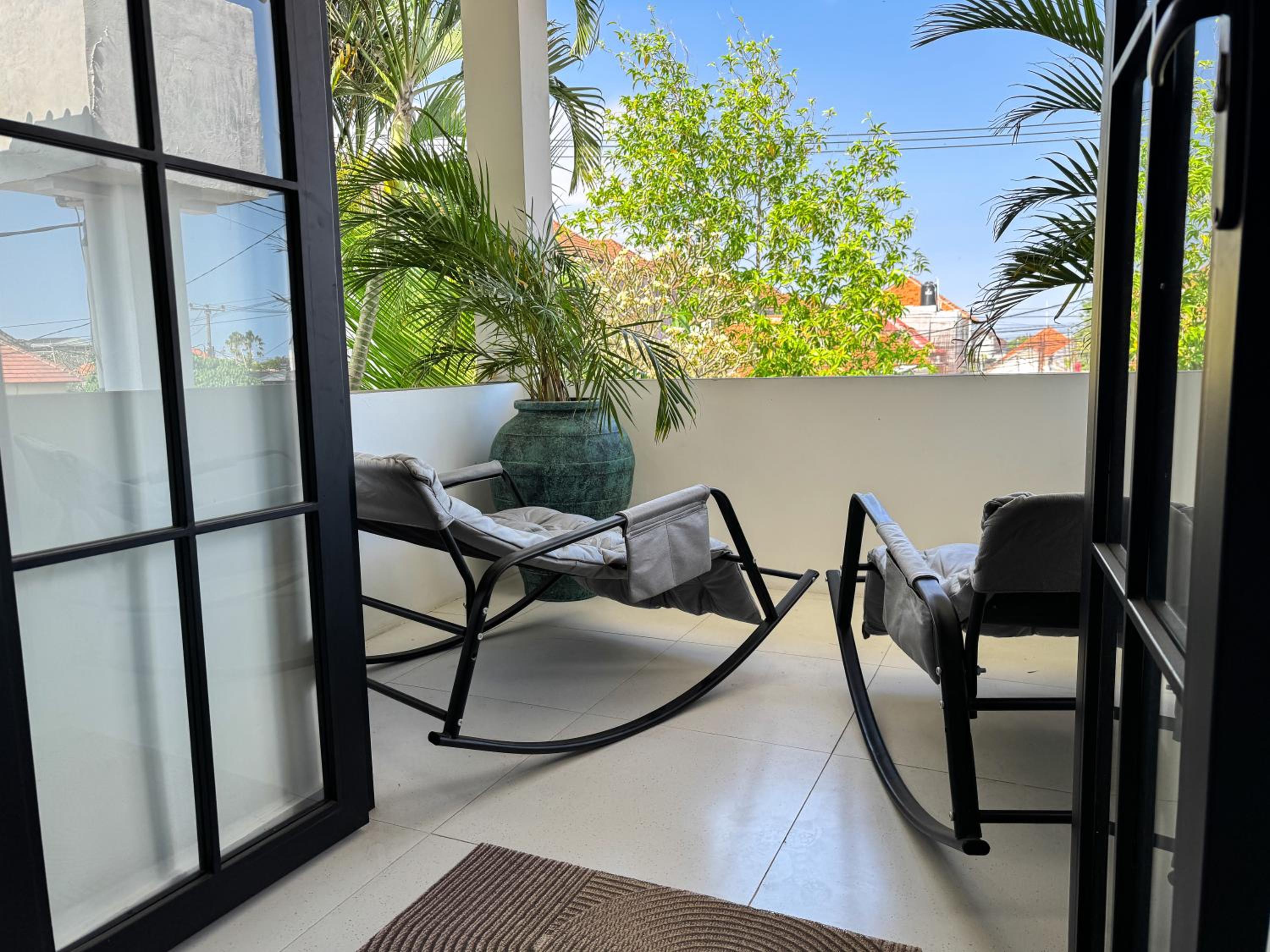 3BR Artful Retreat with Private Pool, Bathtub in Seminyak, 10 min to beach