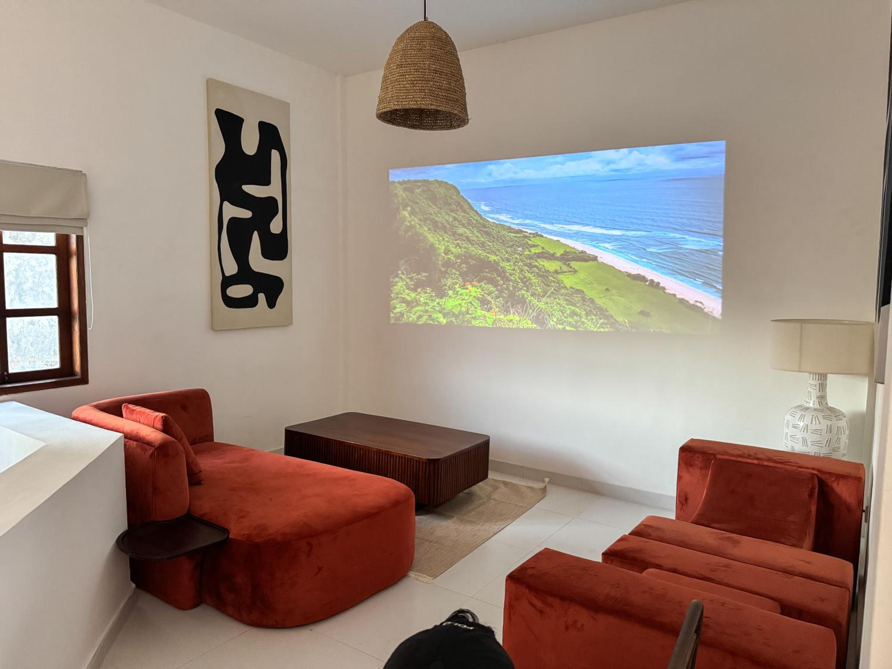 3BR Artful Retreat with Private Pool, Bathtub in Seminyak, 10 min to beach