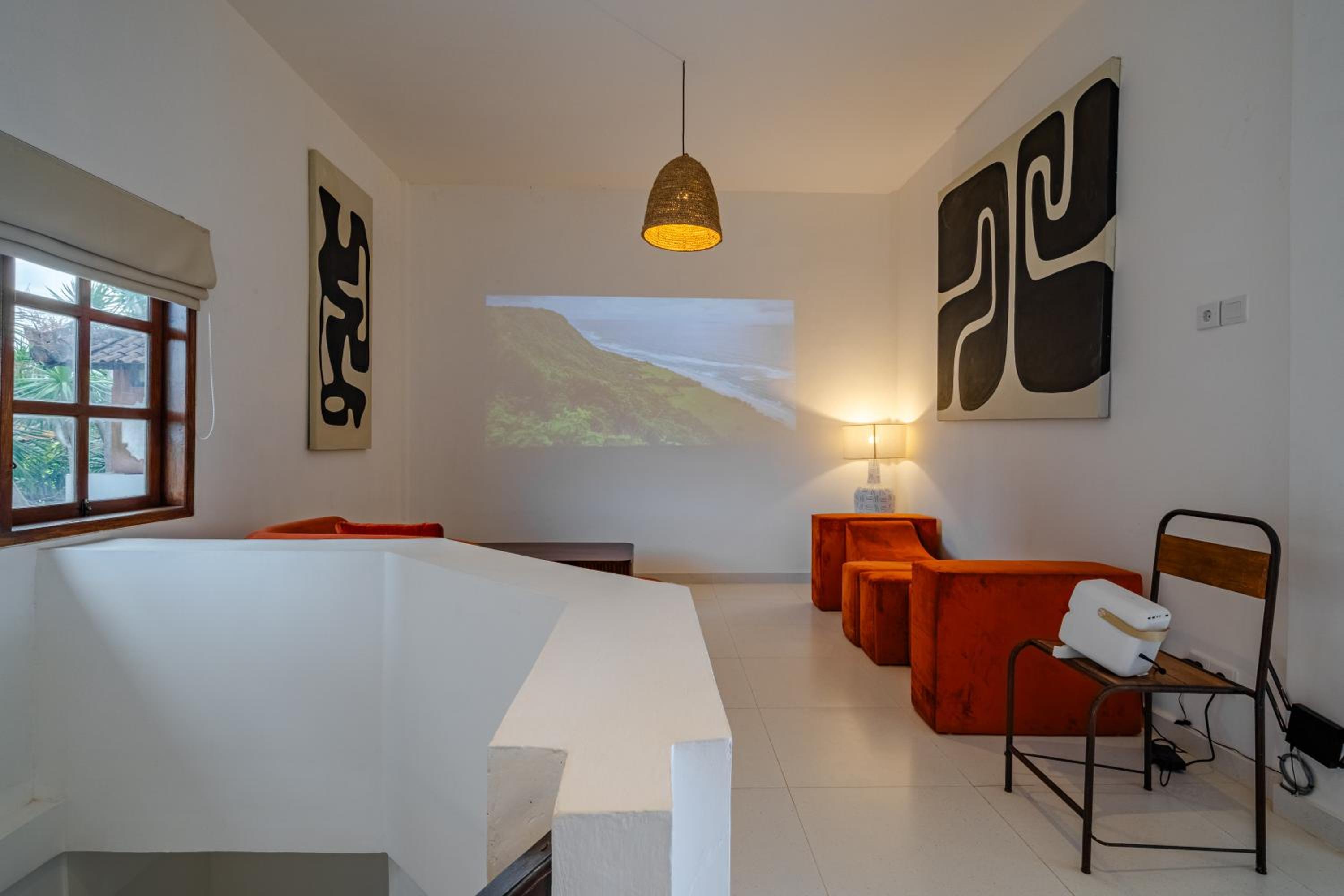 3BR Artful Retreat with Private Pool, Bathtub in Seminyak, 10 min to beach