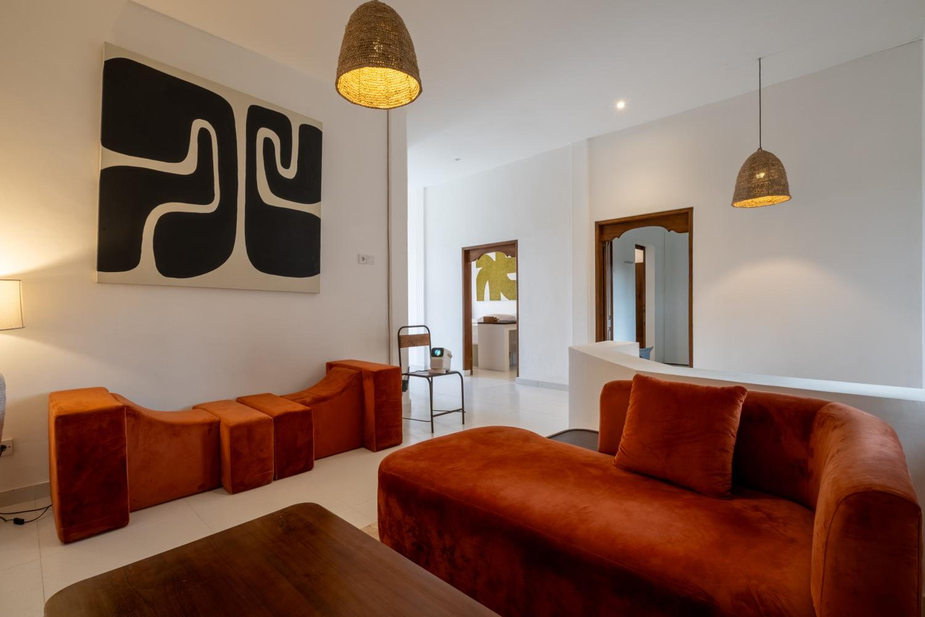 3BR Artful Retreat with Private Pool, Bathtub in Seminyak, 10 min to beach
