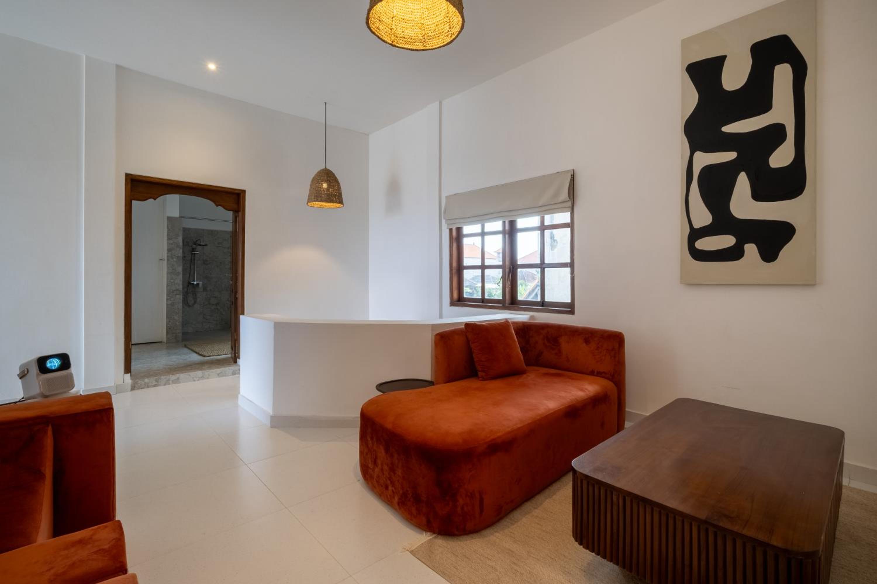 3BR Artful Retreat with Private Pool, Bathtub in Seminyak, 10 min to beach